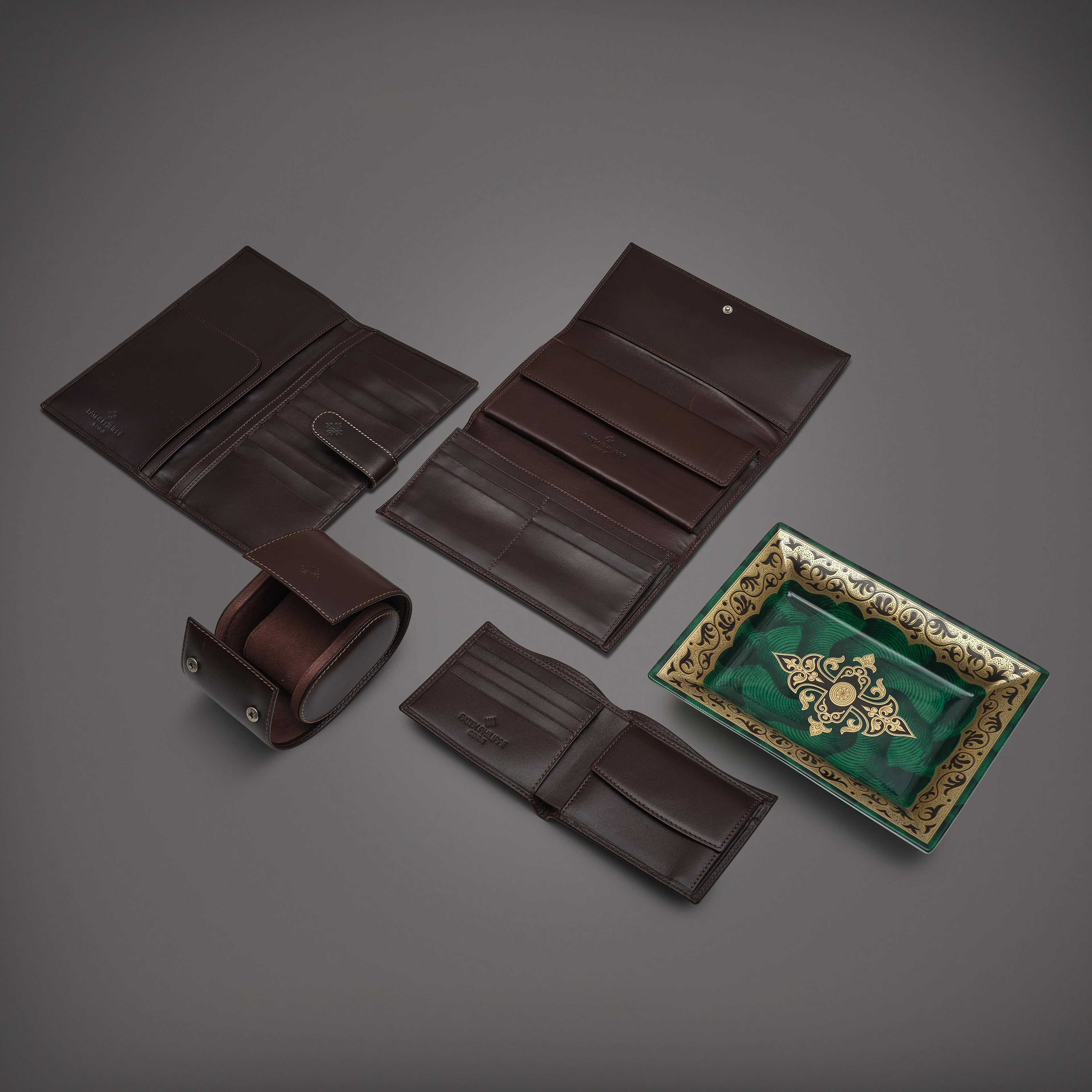 A set of leather purse