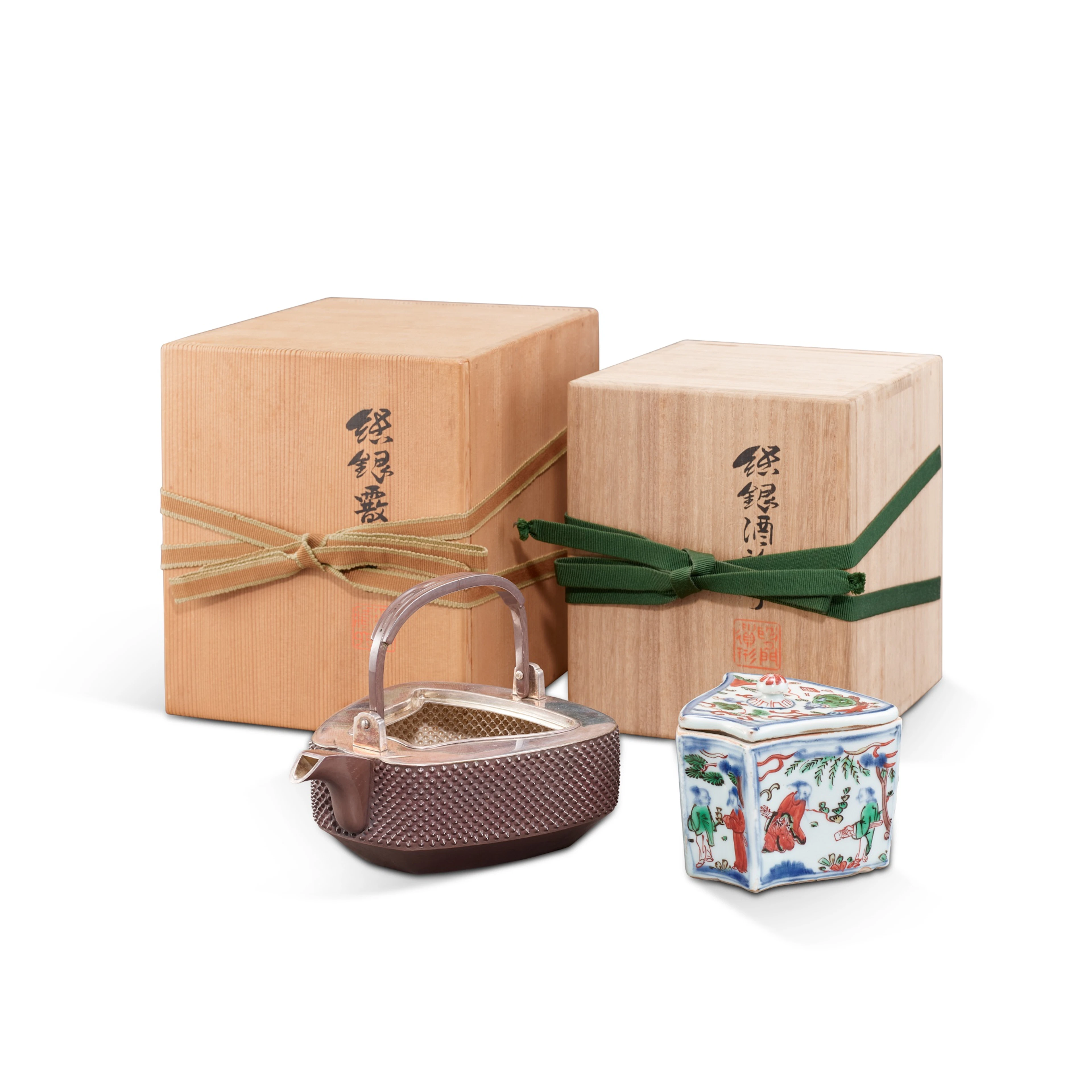 A wucai fan-shaped 'figures' box and cover