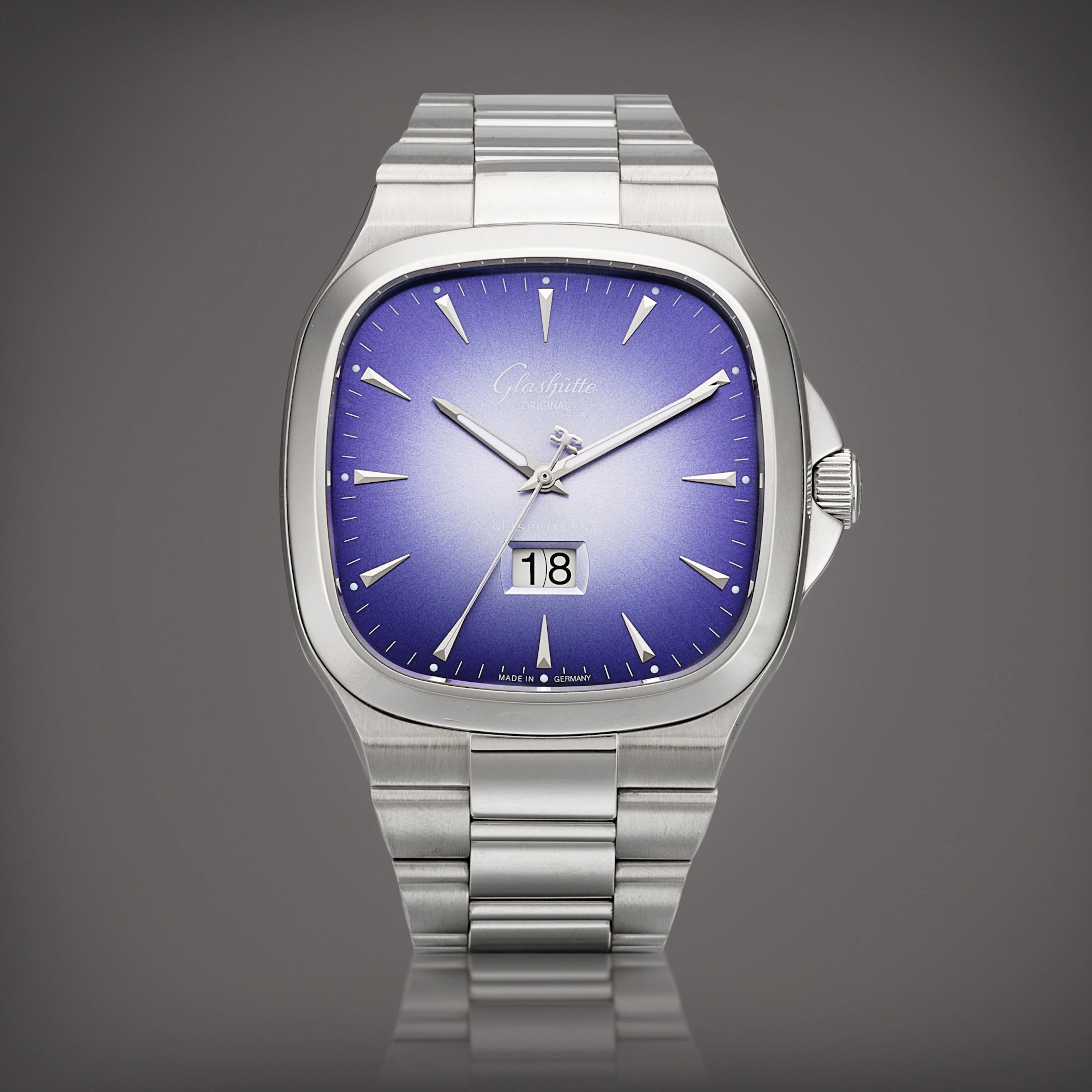 Seventies Panorama | A stainless steel bracelet watch with date