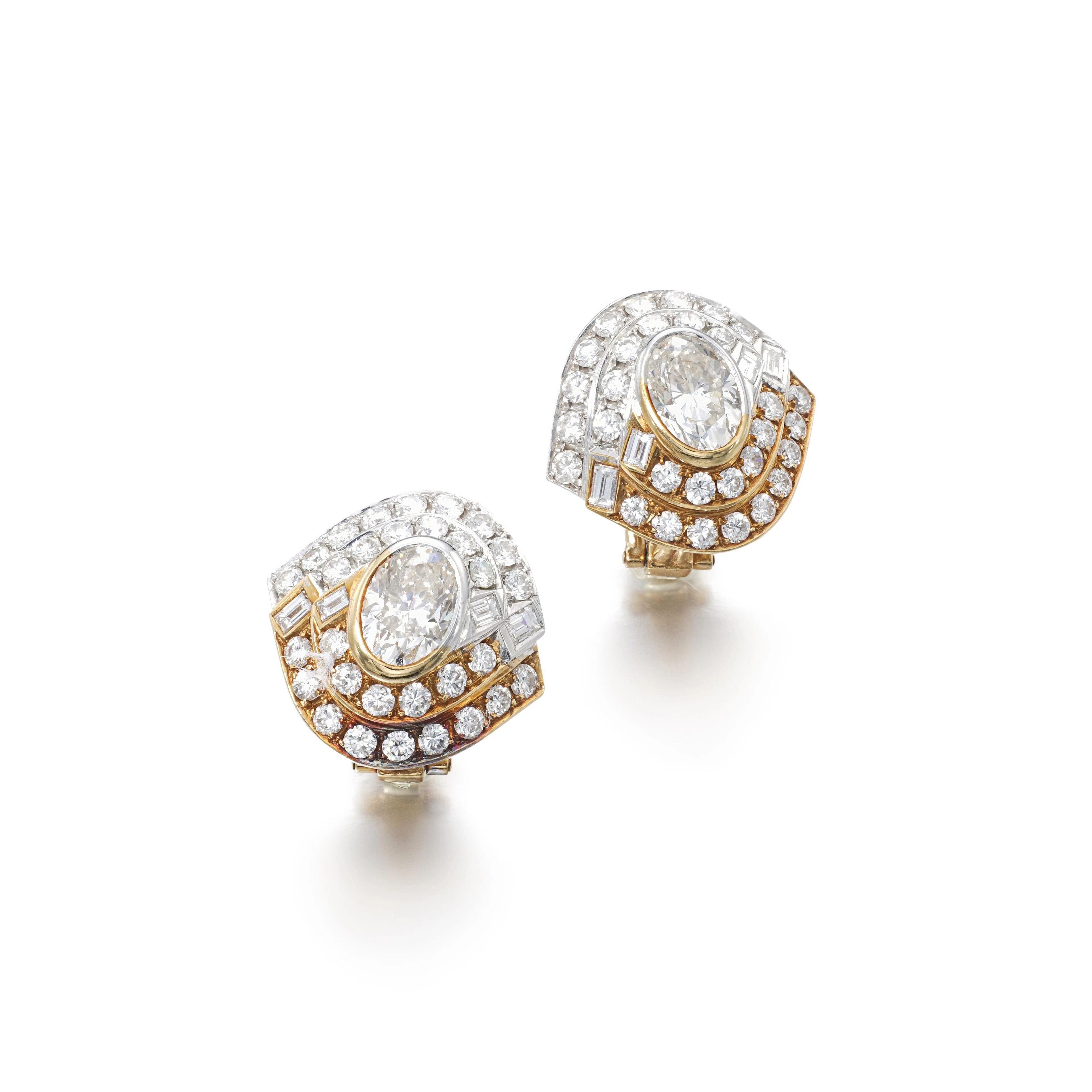 Pair of diamond ear clips (Paio di orecchini in diamanti)
