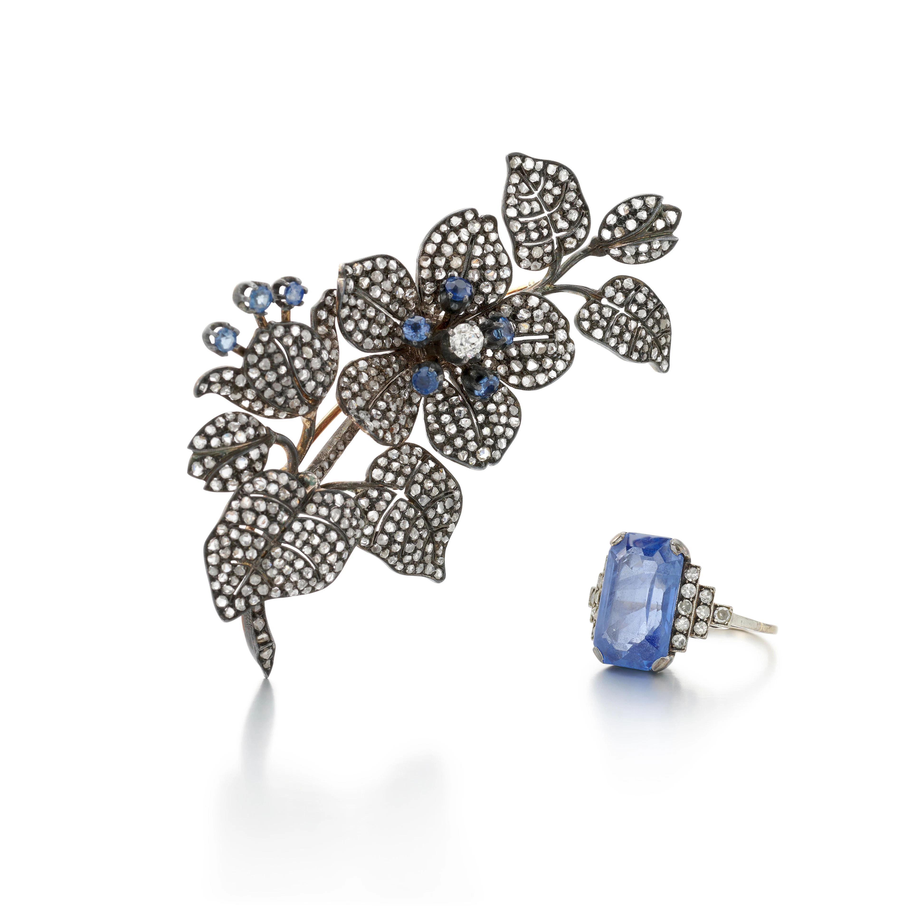 Sapphire and diamond brooch and a ring (Spilla e anello in zaffiri e diamanti )