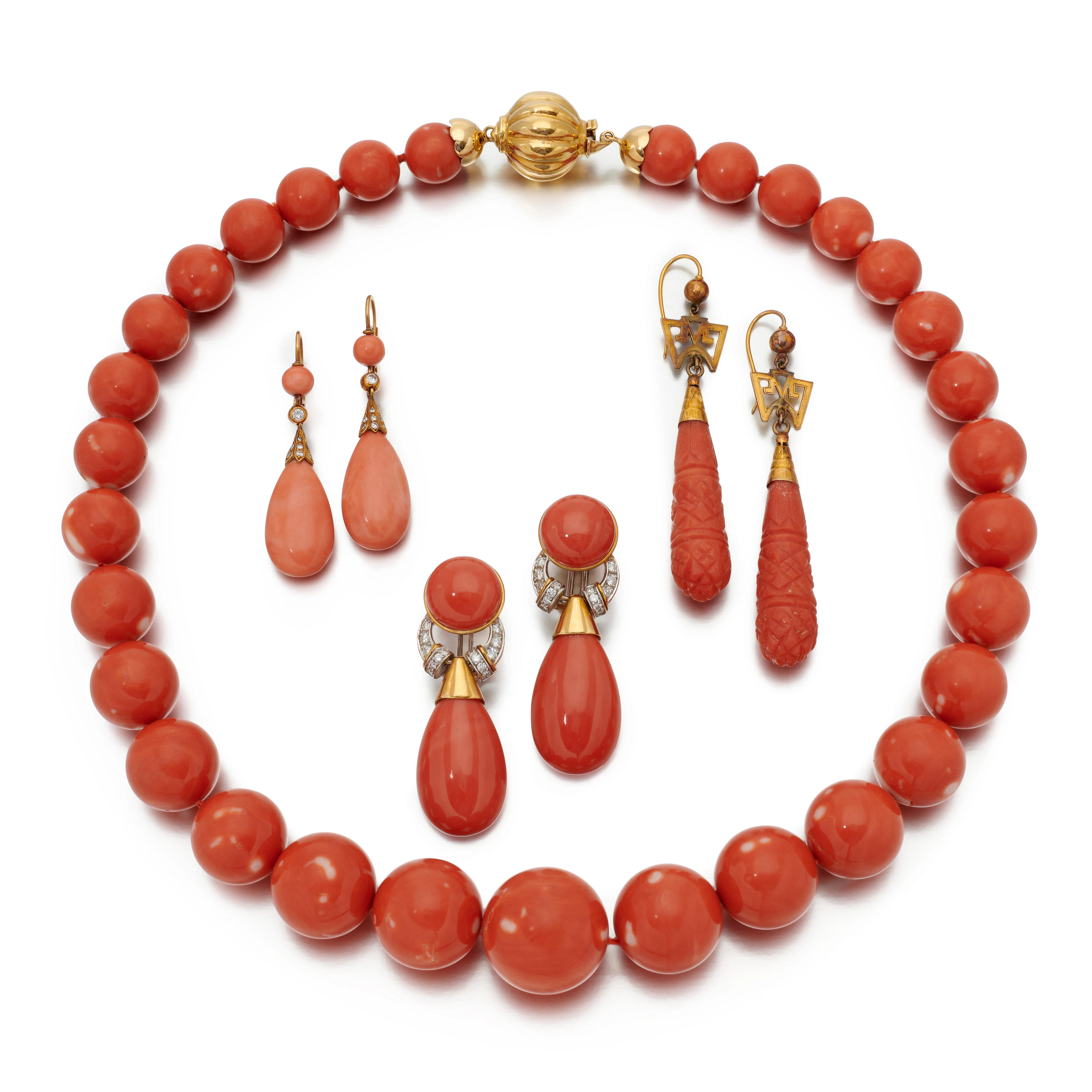 Collana e tre paia di orecchini in corallo