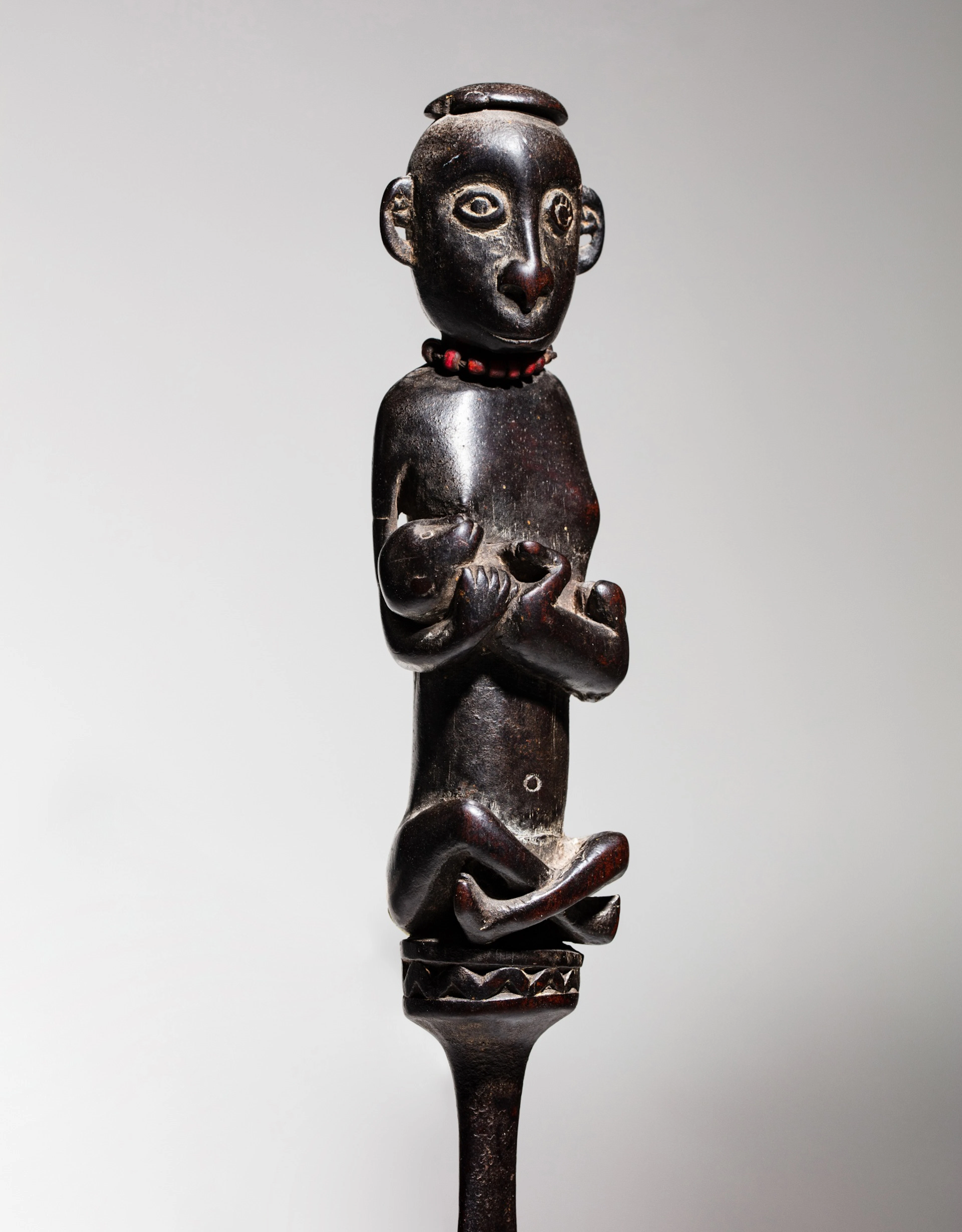 Spatule à chaux figurant une maternité