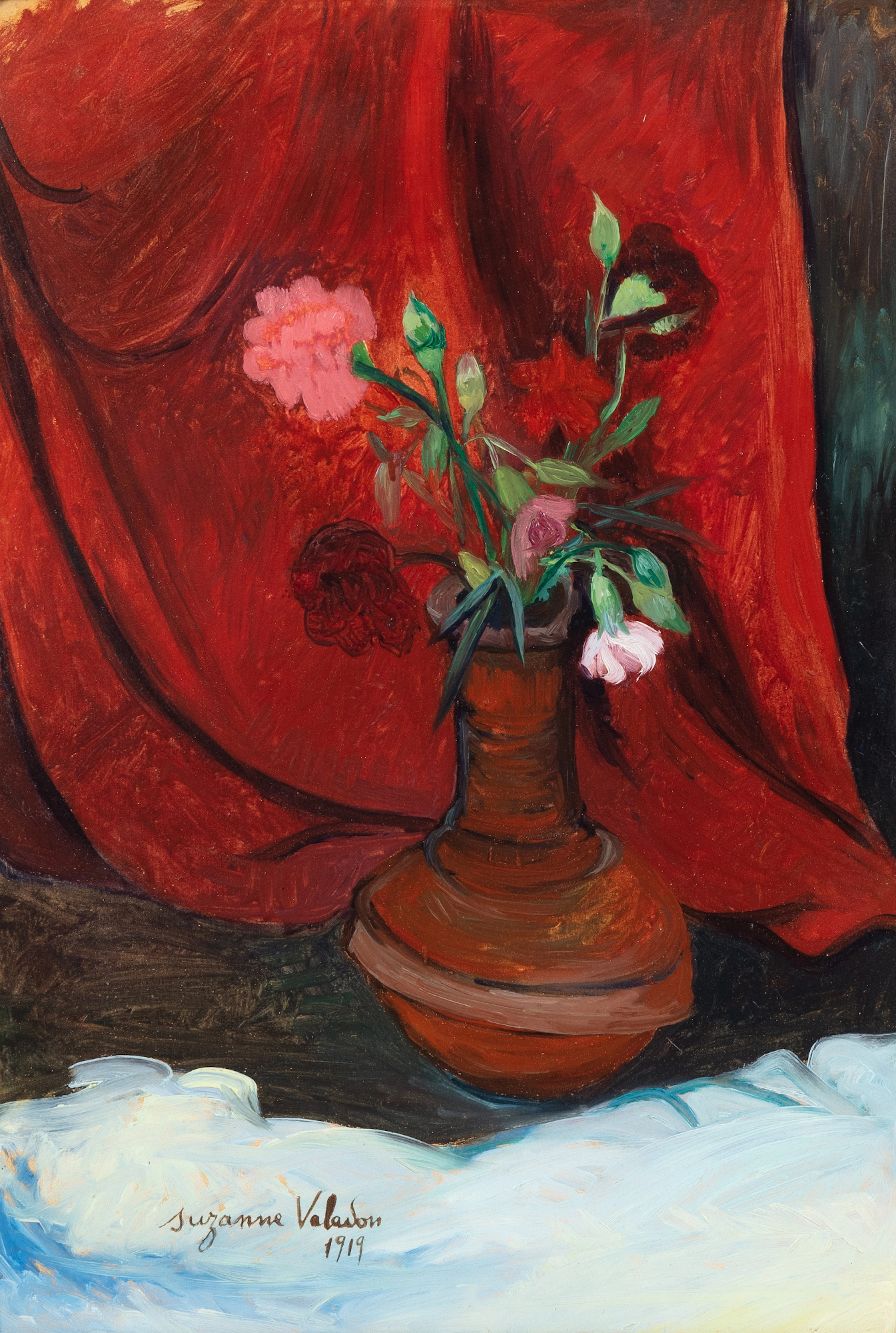 Vase de fleurs devant une draperie