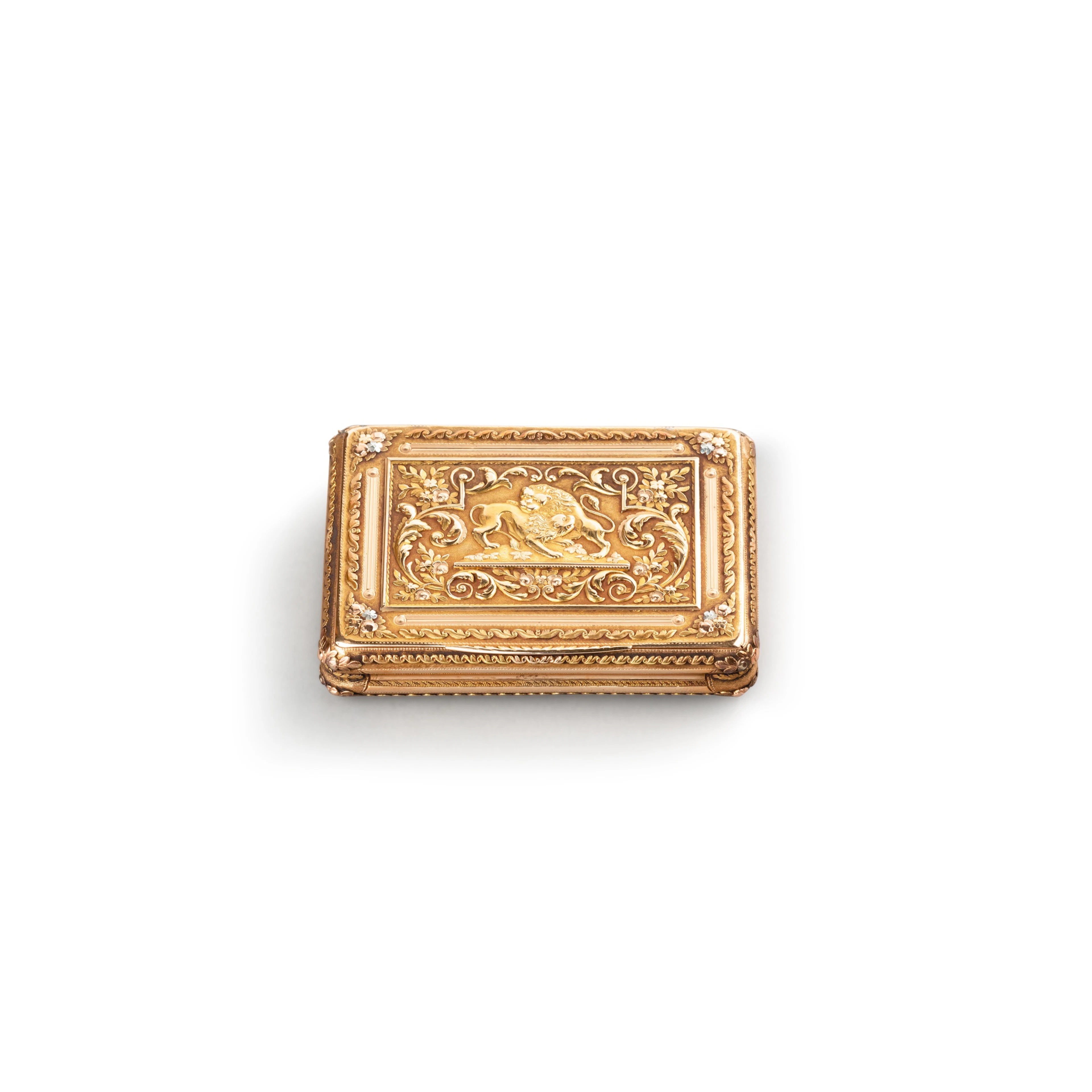 A three-coloured gold snuffbox