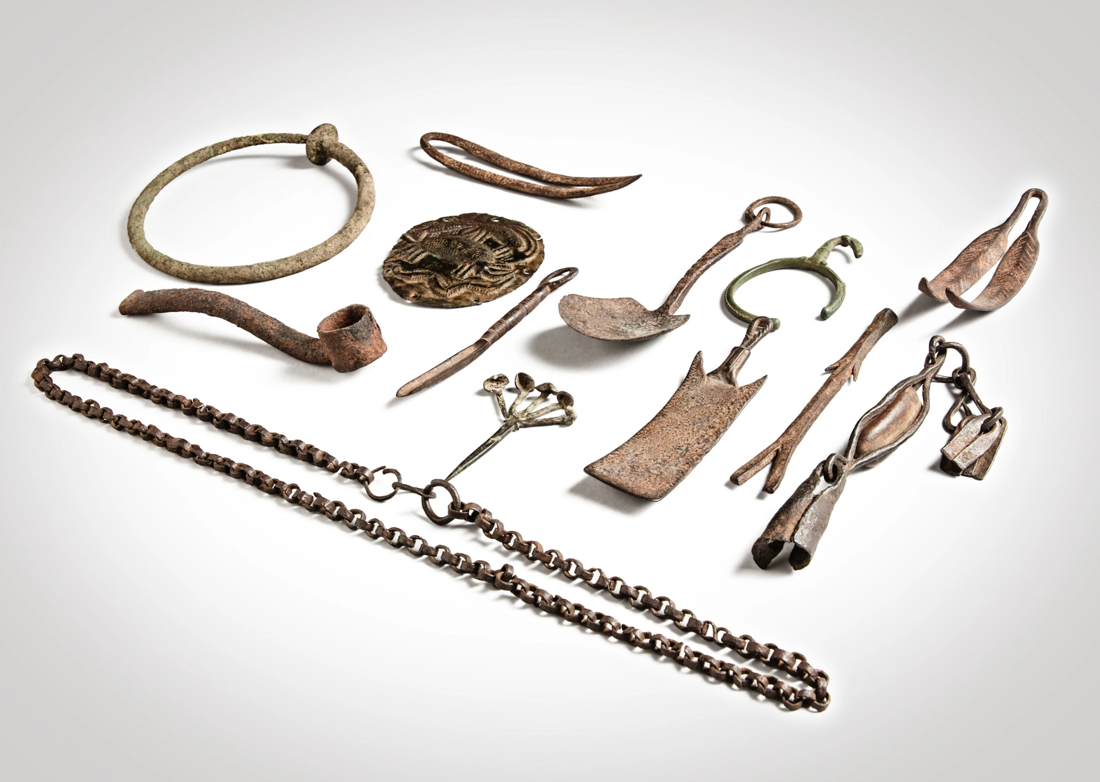 Ensemble de treize objets en fer | Group of thirteen Iron Objects