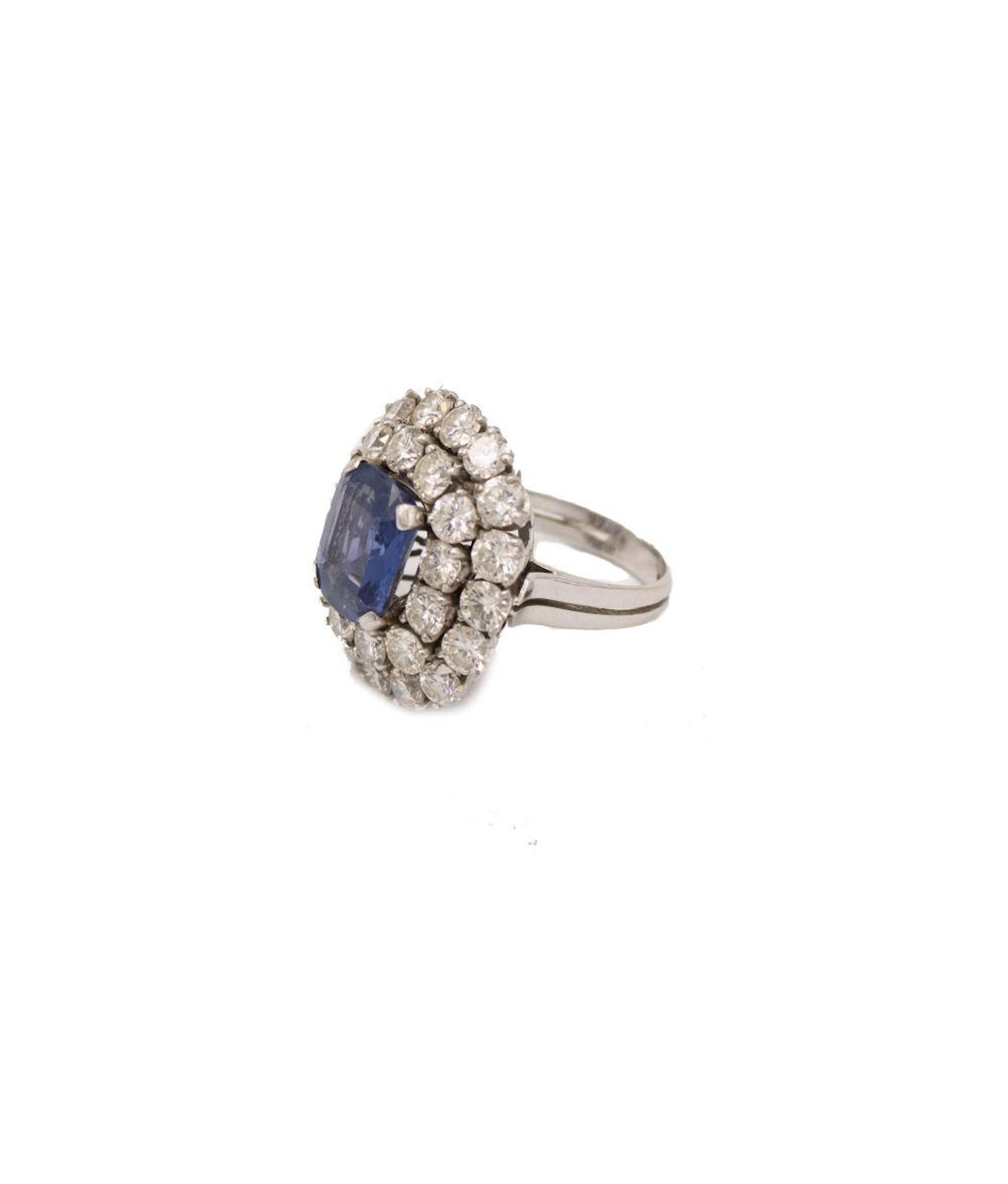 Anello con zaffiro