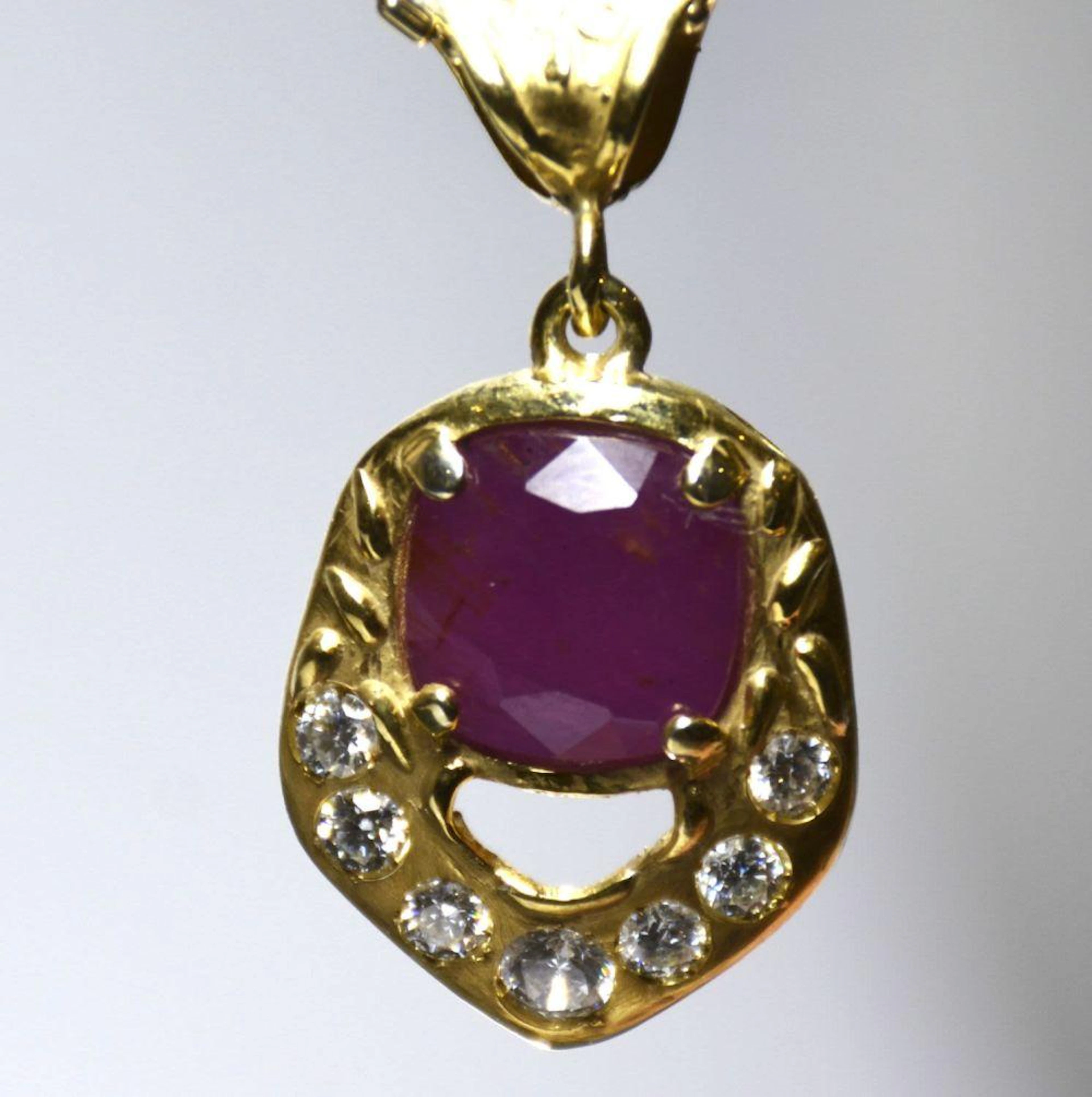 Ciondolo con rubino 11.83 ct