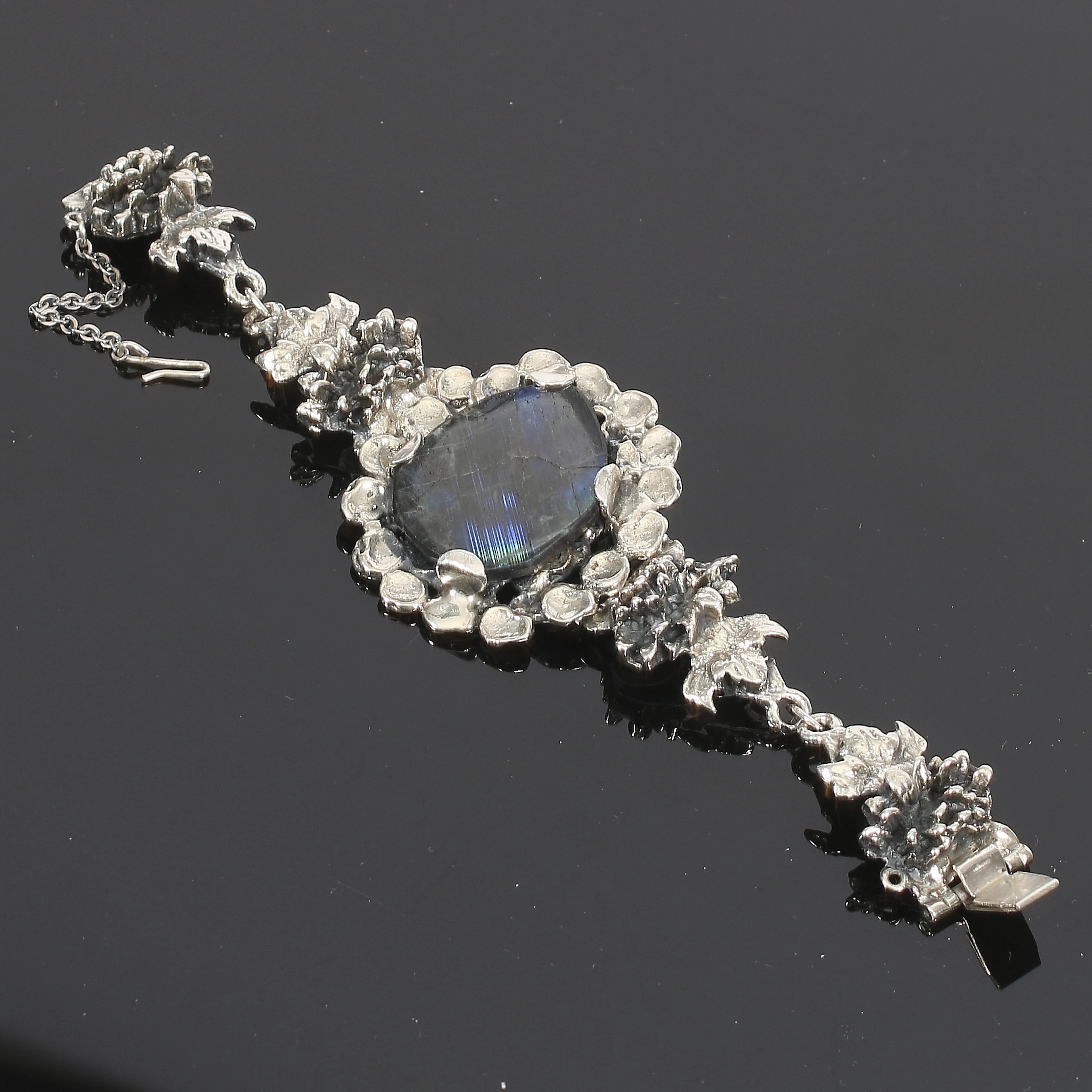 ARMBAND, silver, med obsidian, Pentti Sarpaneva, Turun Hopea, Finland. 1974.
