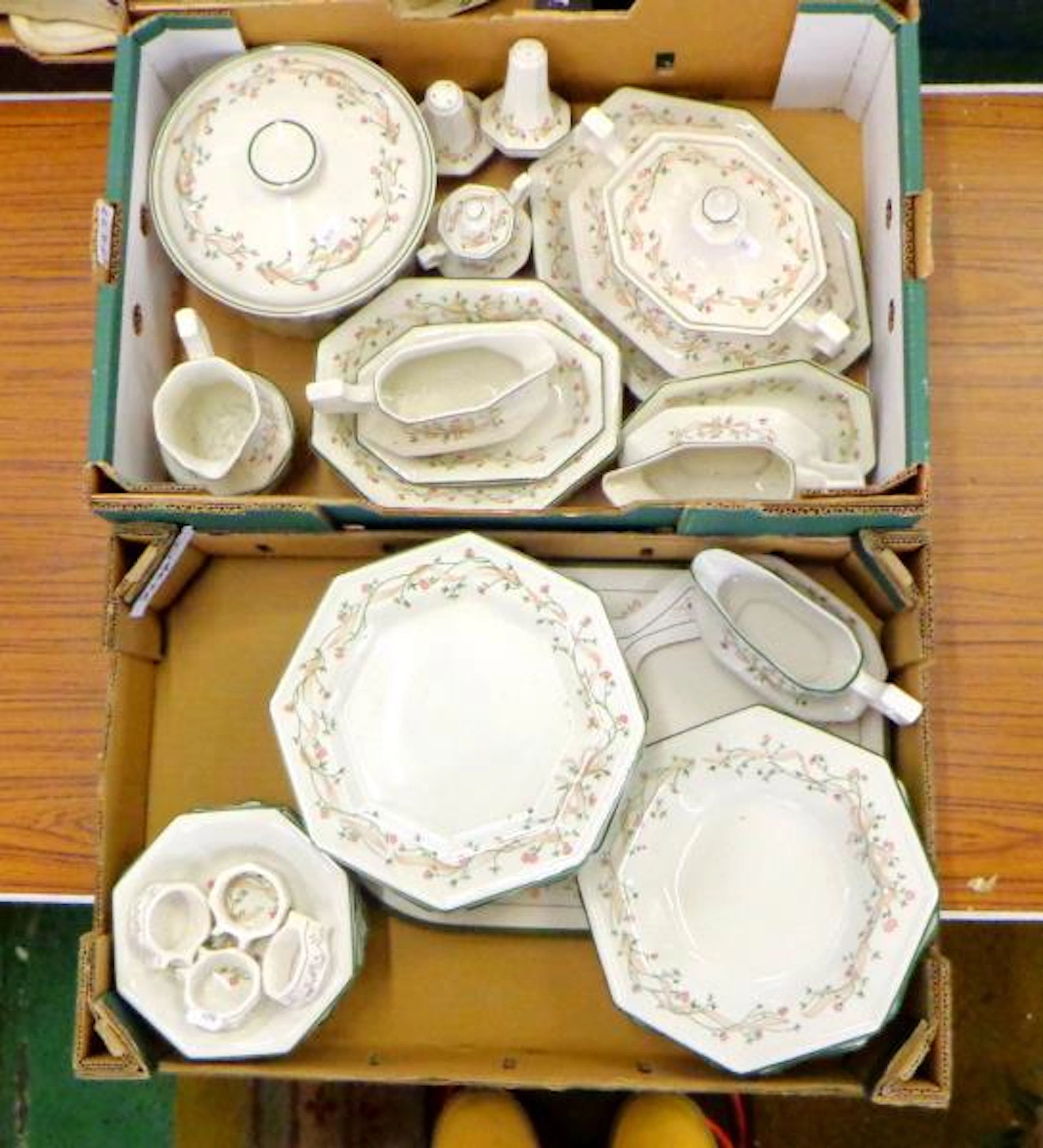 Eternal Beau Dinner Wares: circular tureen with cover