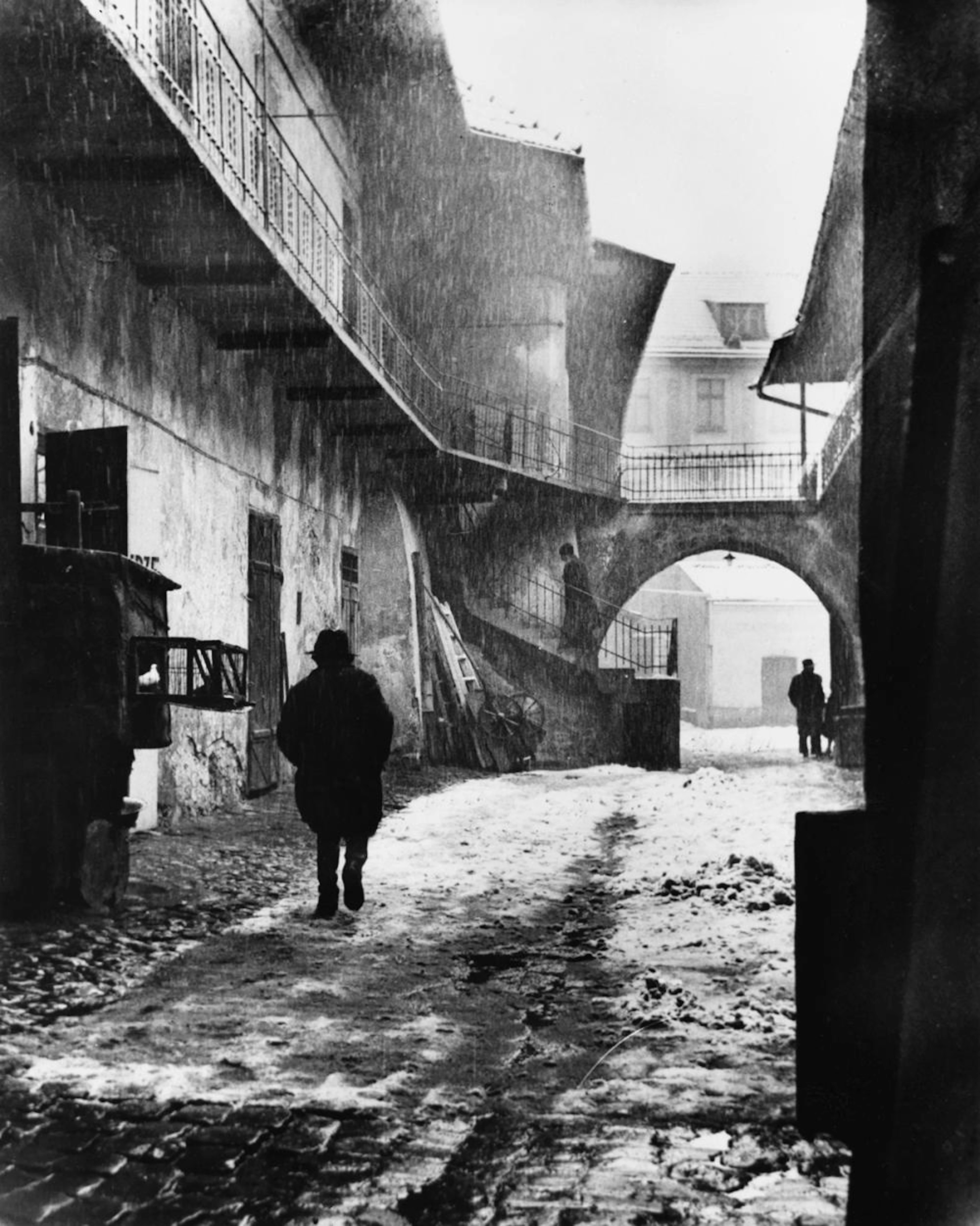 ROMAN VISHNIAC (1897-1990) A group of 9 street photographs