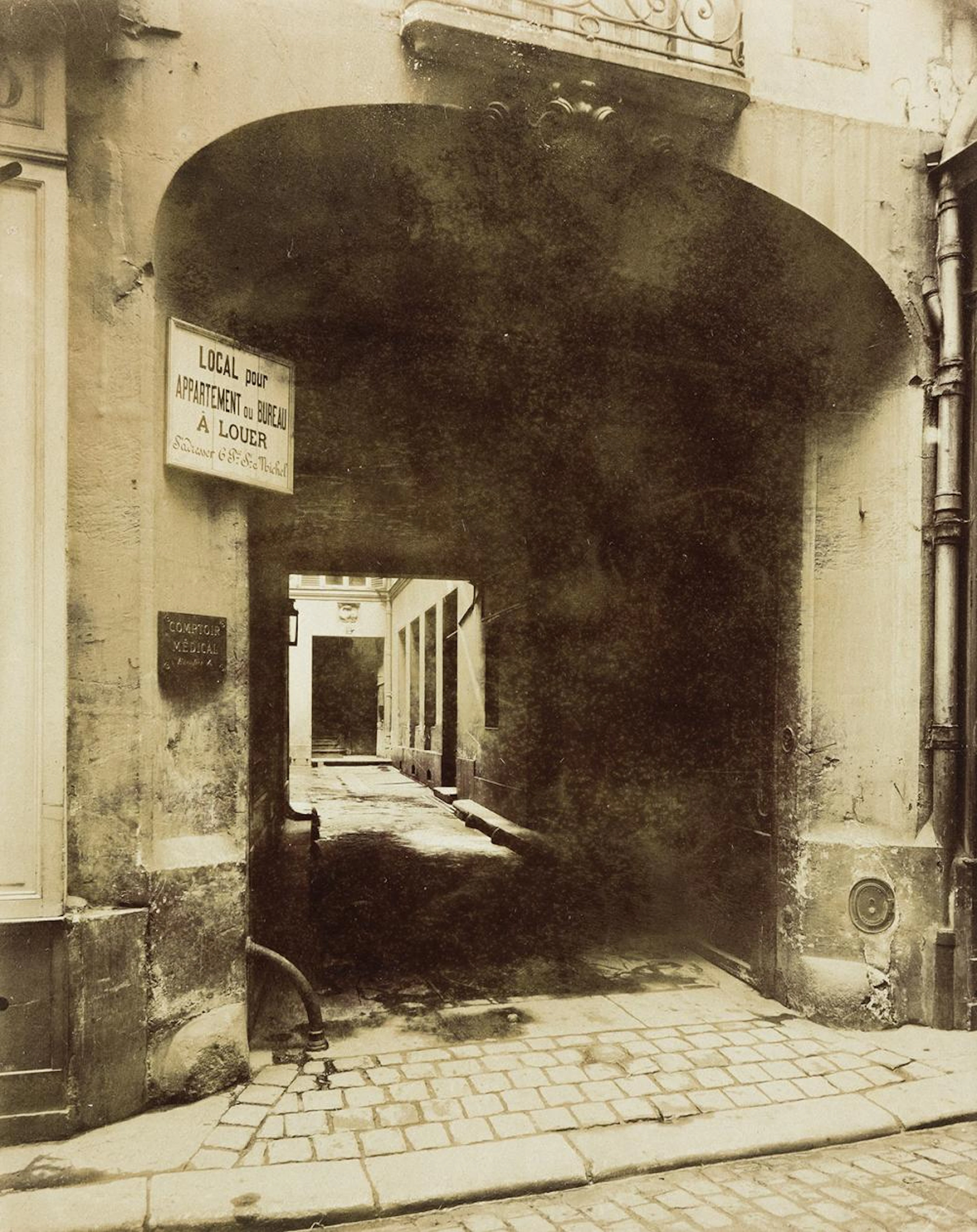 EUGÈNE ATGET (1857-1927) Hôtel de la Salamandre, 20 Rue de l'Hirondelle, Paris.