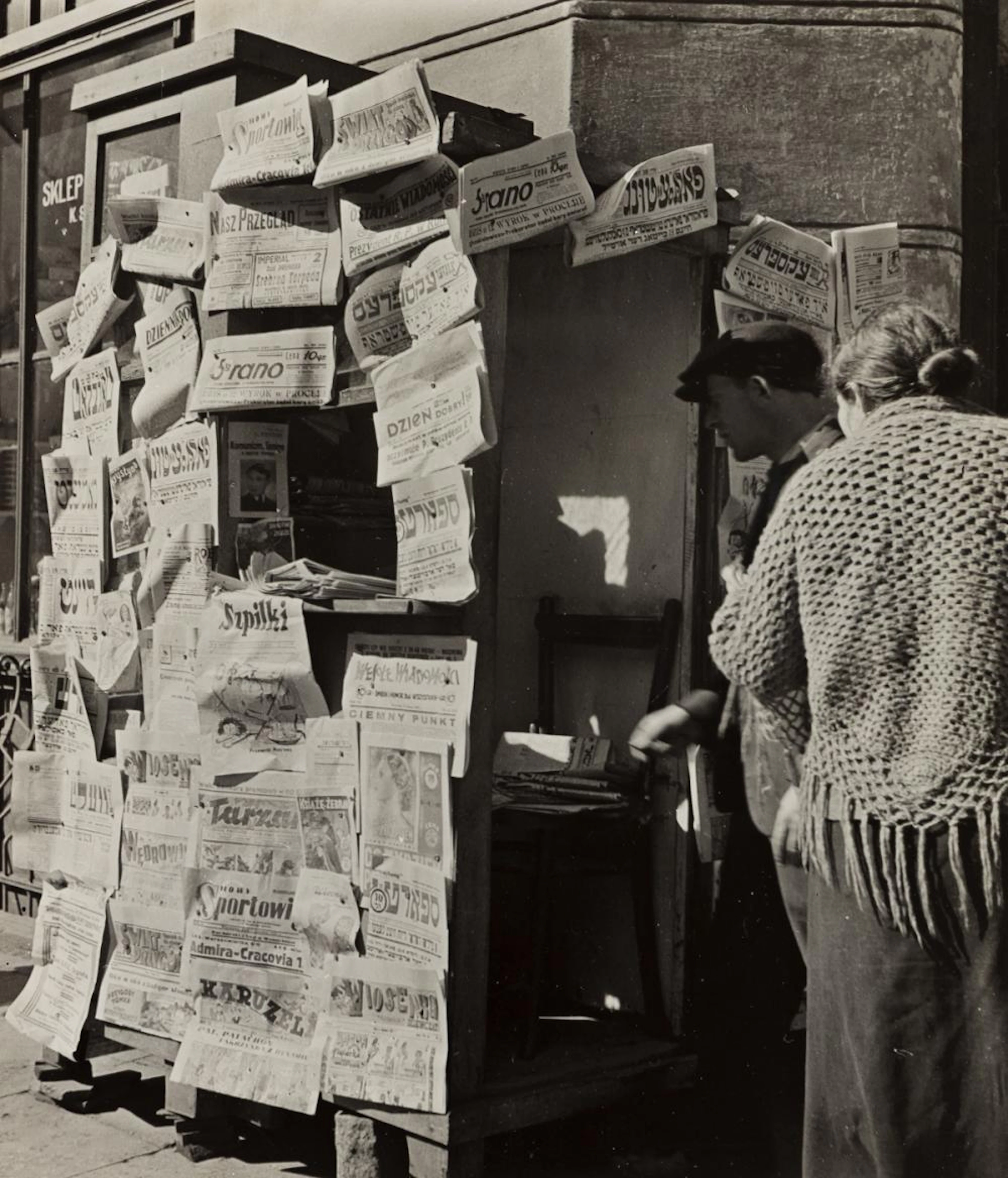 ROMAN VISHNIAC (1897-1990) Newsstand with Yiddish and Polish periodicals