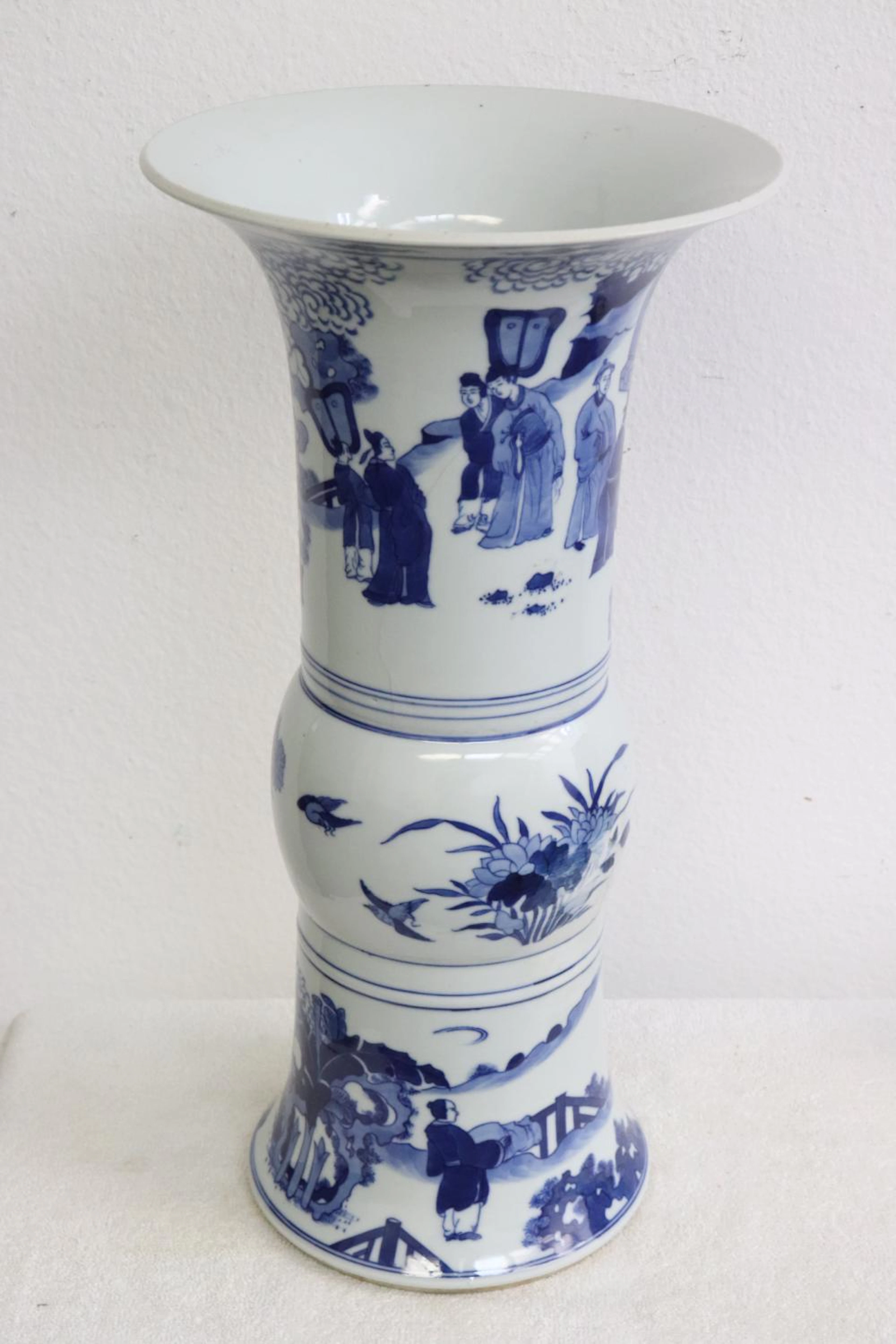 Fine Chinese vintage blue and white trumpet vase