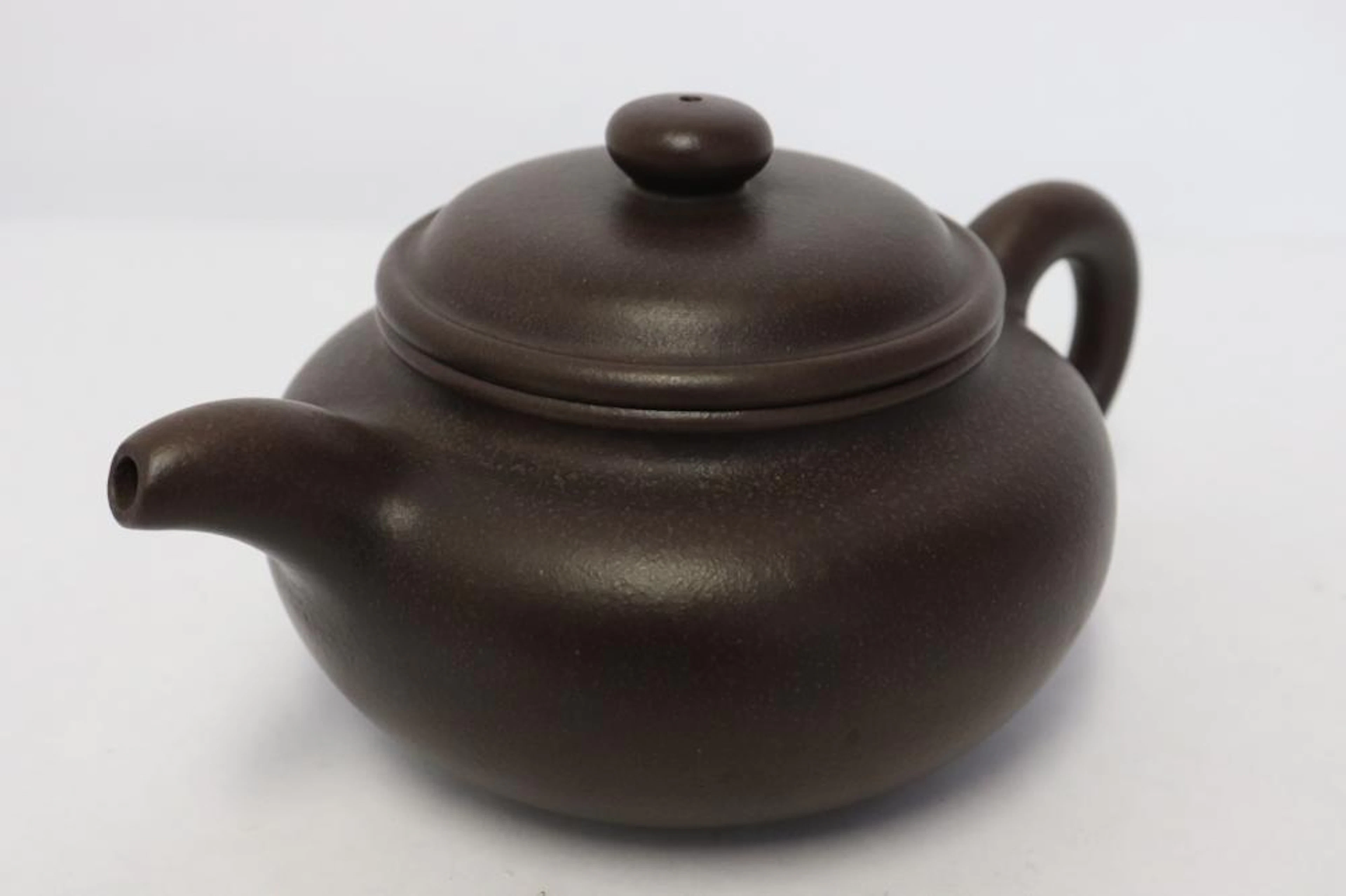 important Yixing teapot signed Gu Jing Zhou