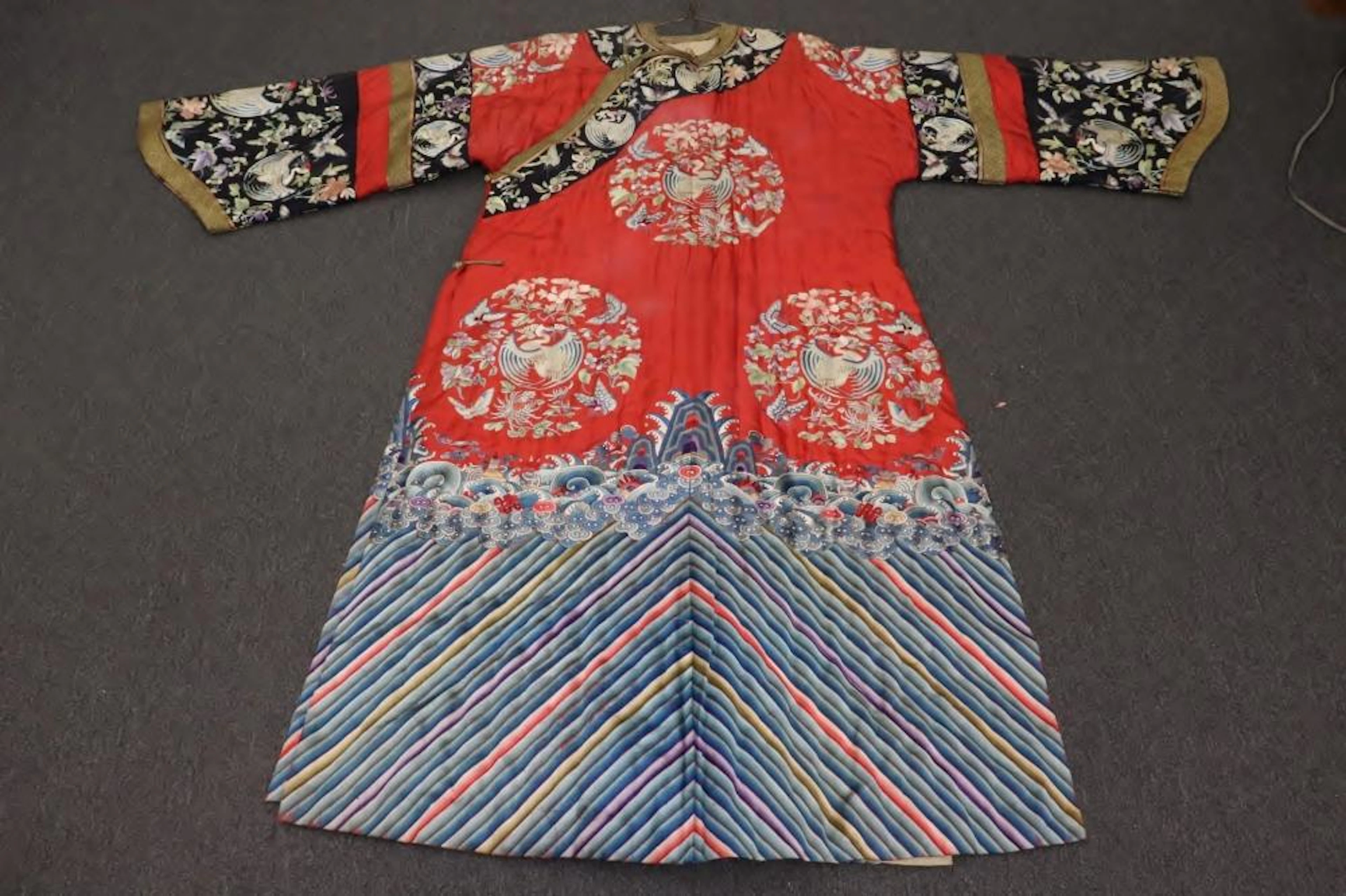 antique Chinese imperial family embroidery dress