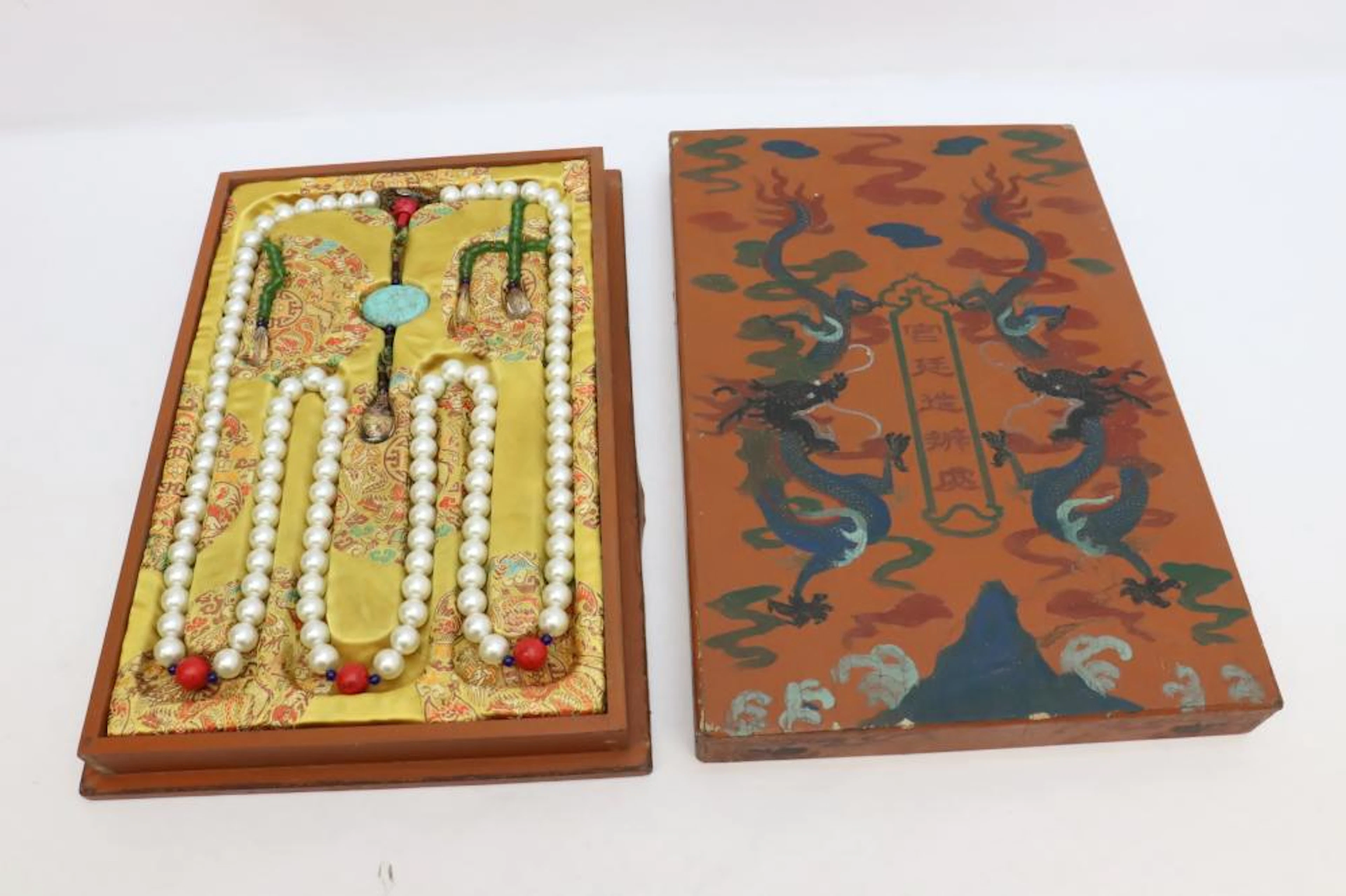 A long bead necklace in painted lacquer box
