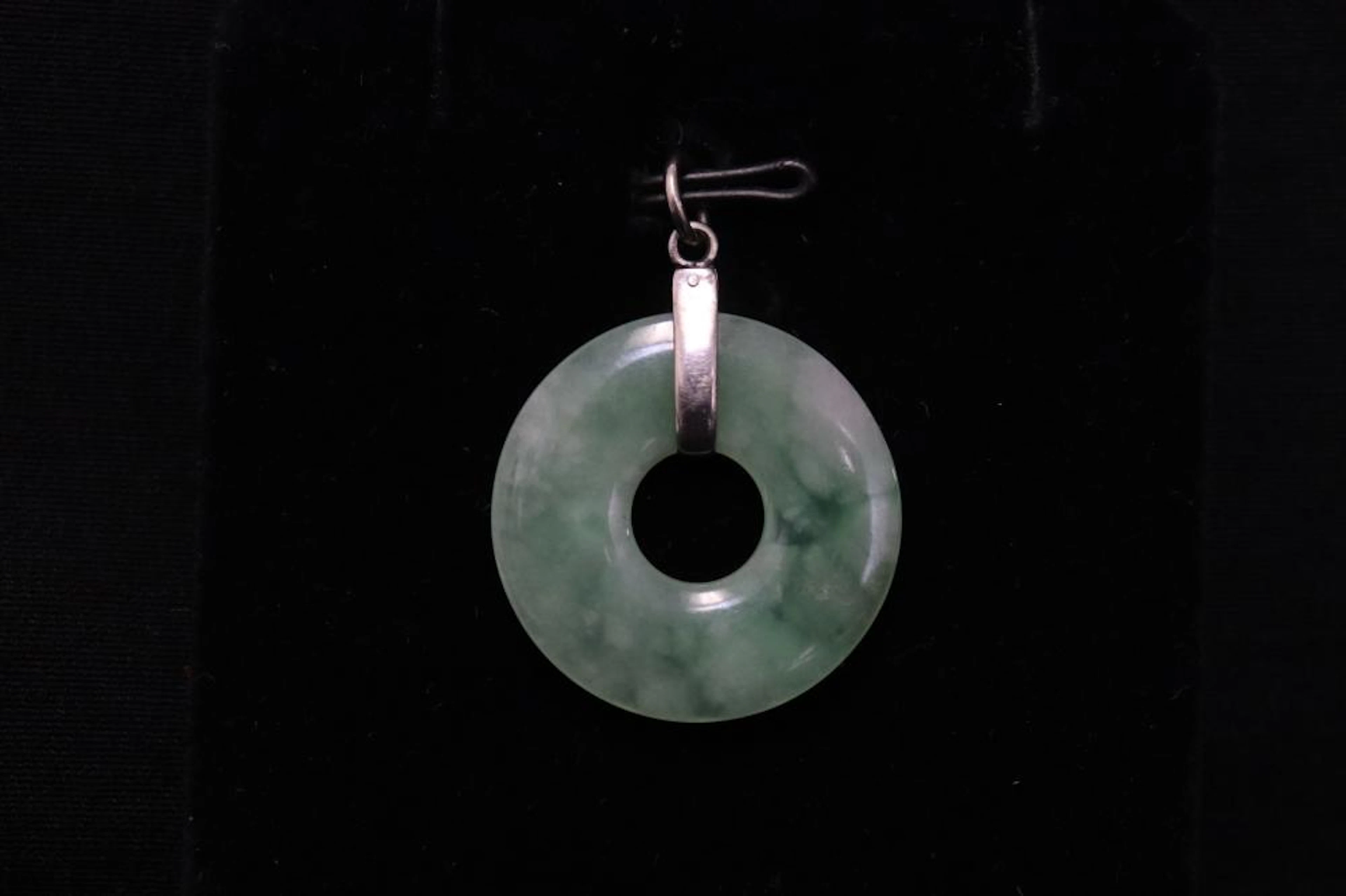 atural jadeite disc w/ GIA report & 14K W/G bale