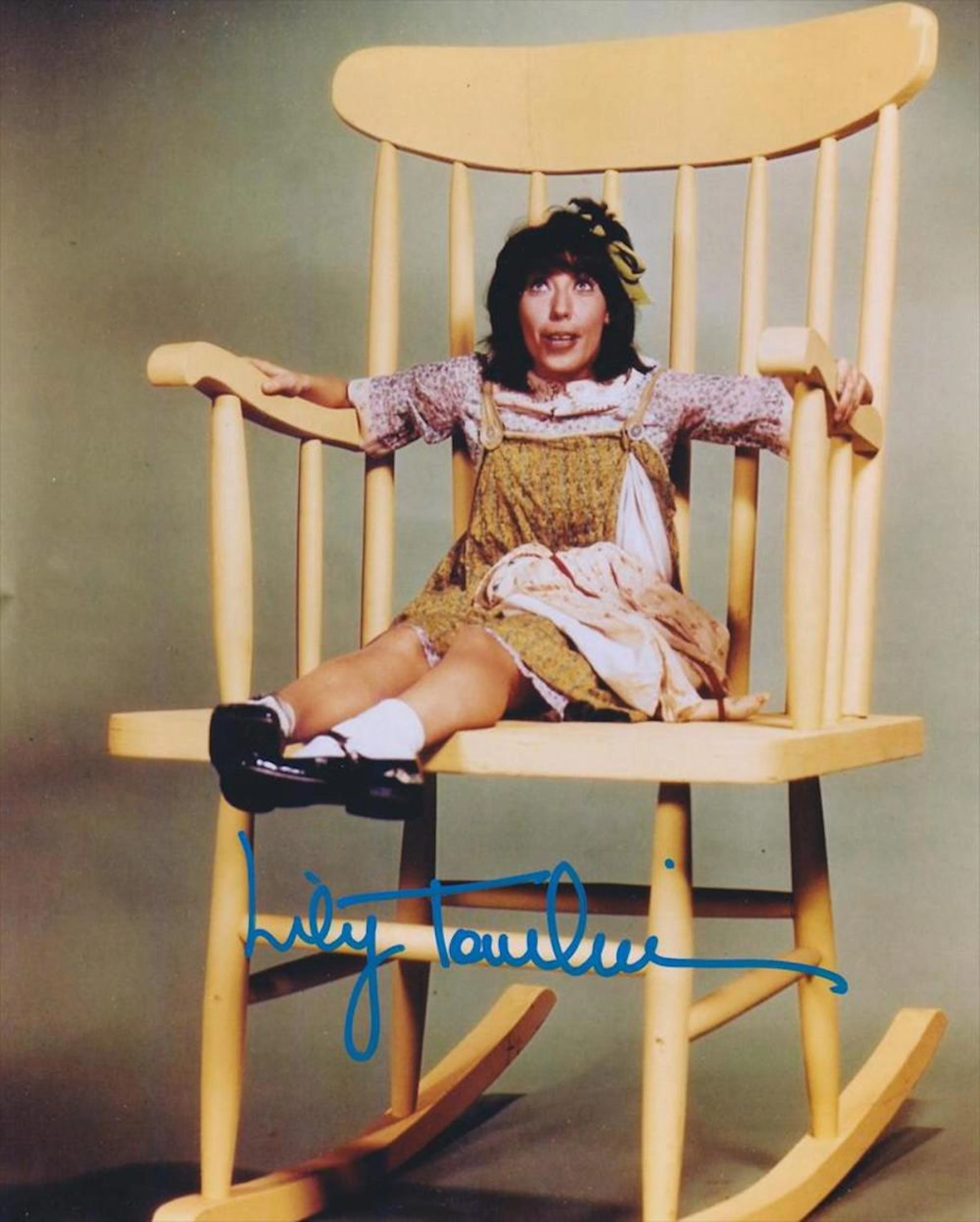 Lily Tomlin - Signed 8 x 10 Photograph w/COA