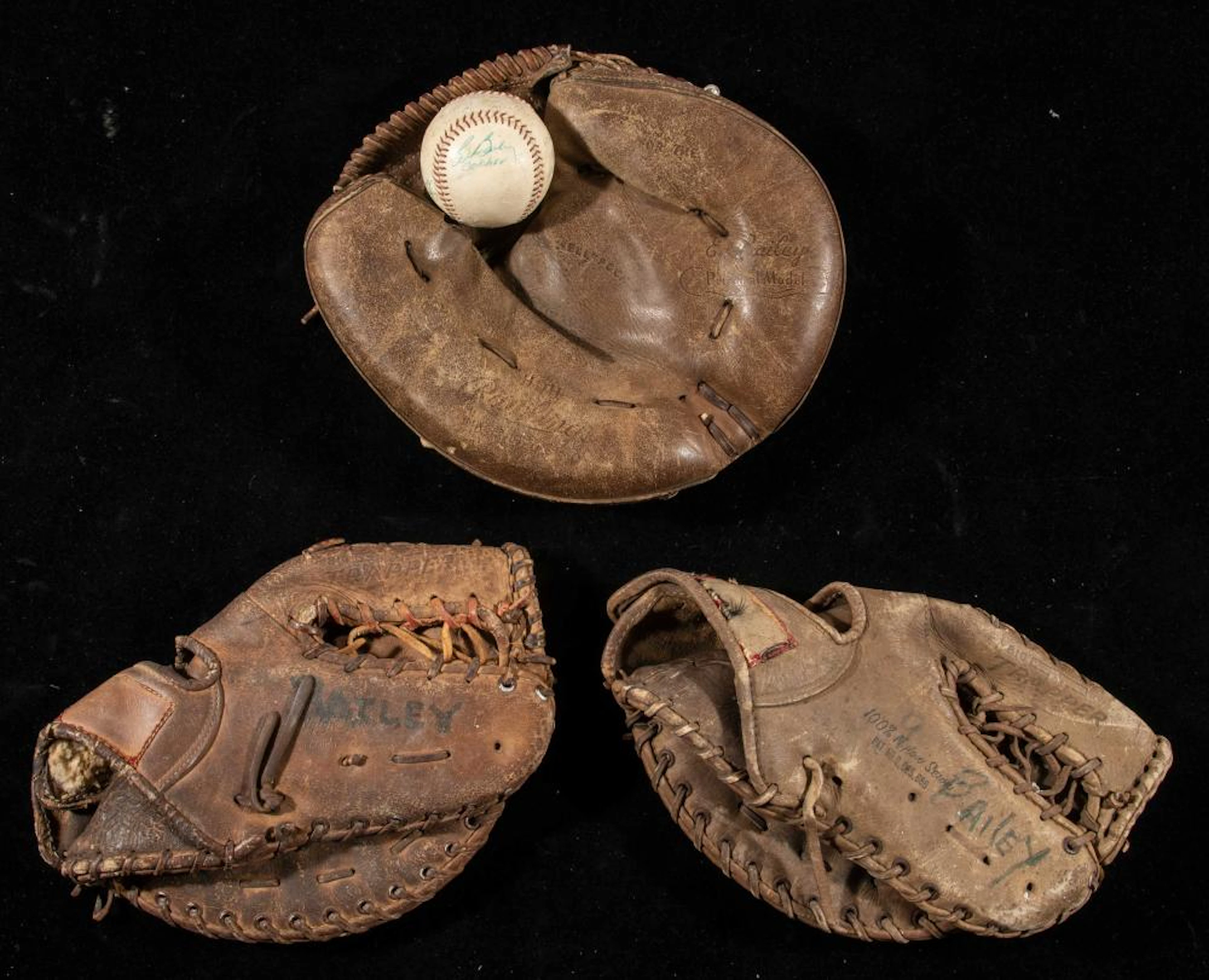 Lot of (3) Ed Bailey professional model gloves and 1962...