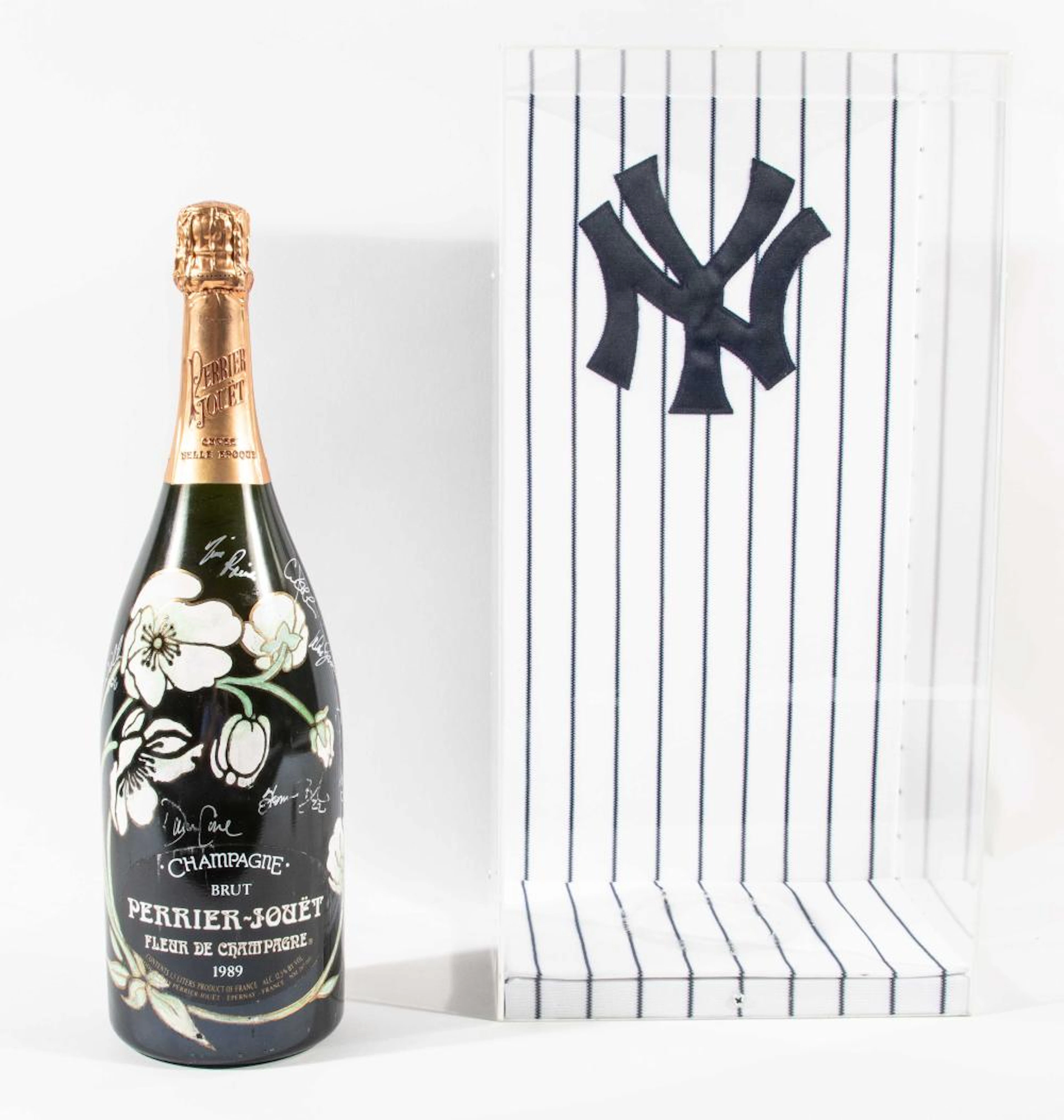 1998 New York Yankees team signed champagne bottle
