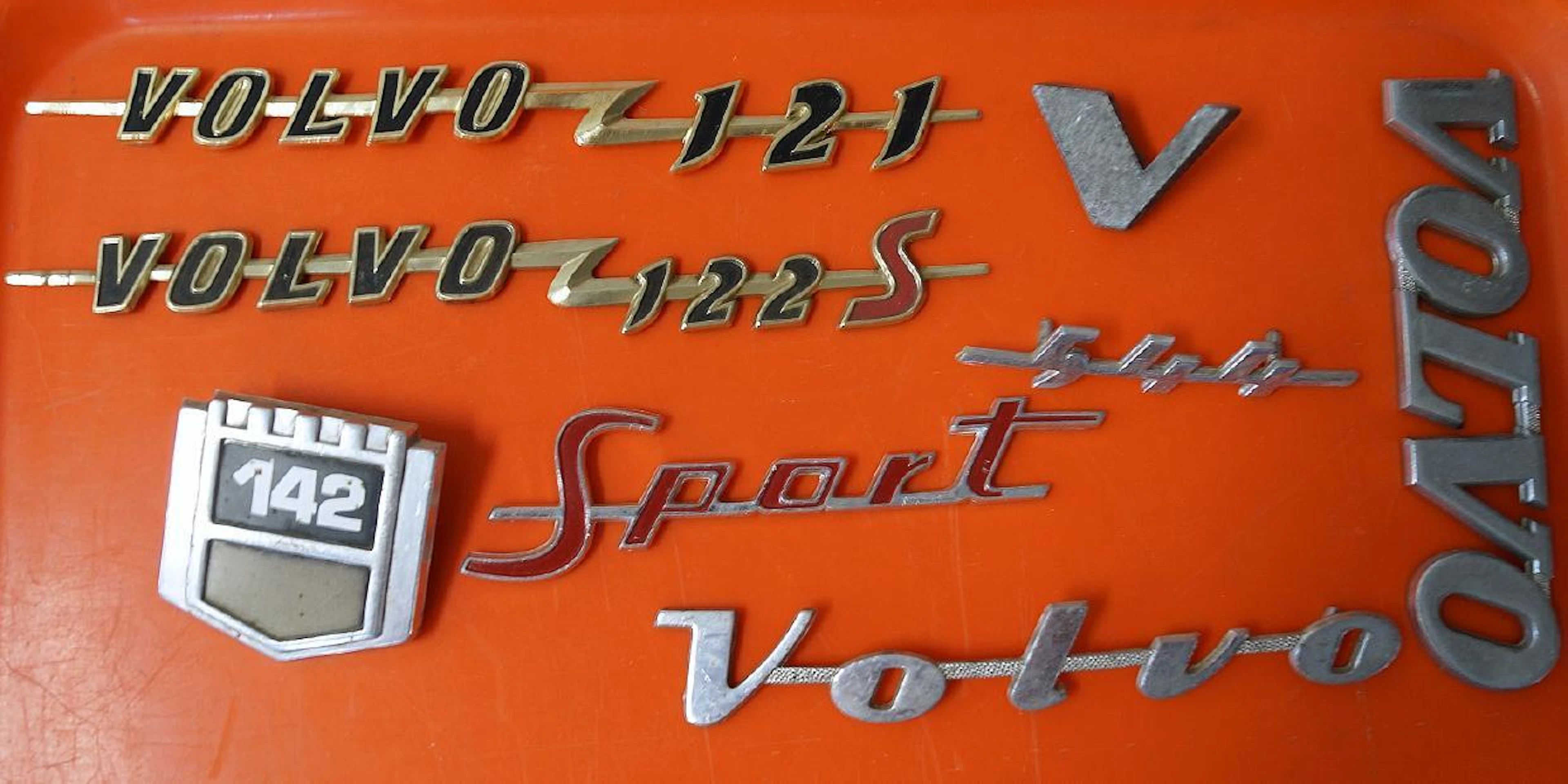 Parti m.äldre Volvo emblen