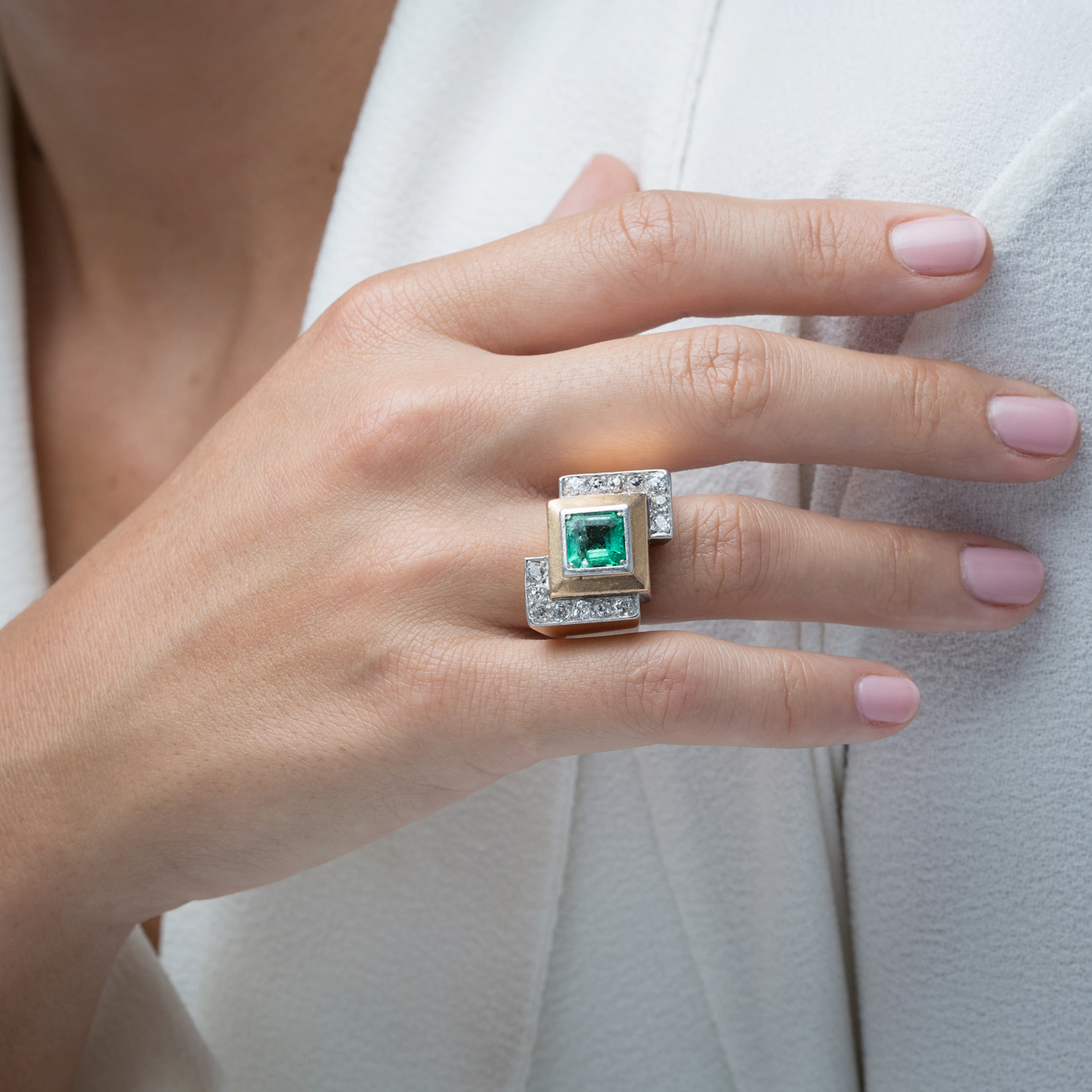 ANNEES 1935 BAGUE CHEVALIERE EMERAUDE An emerald