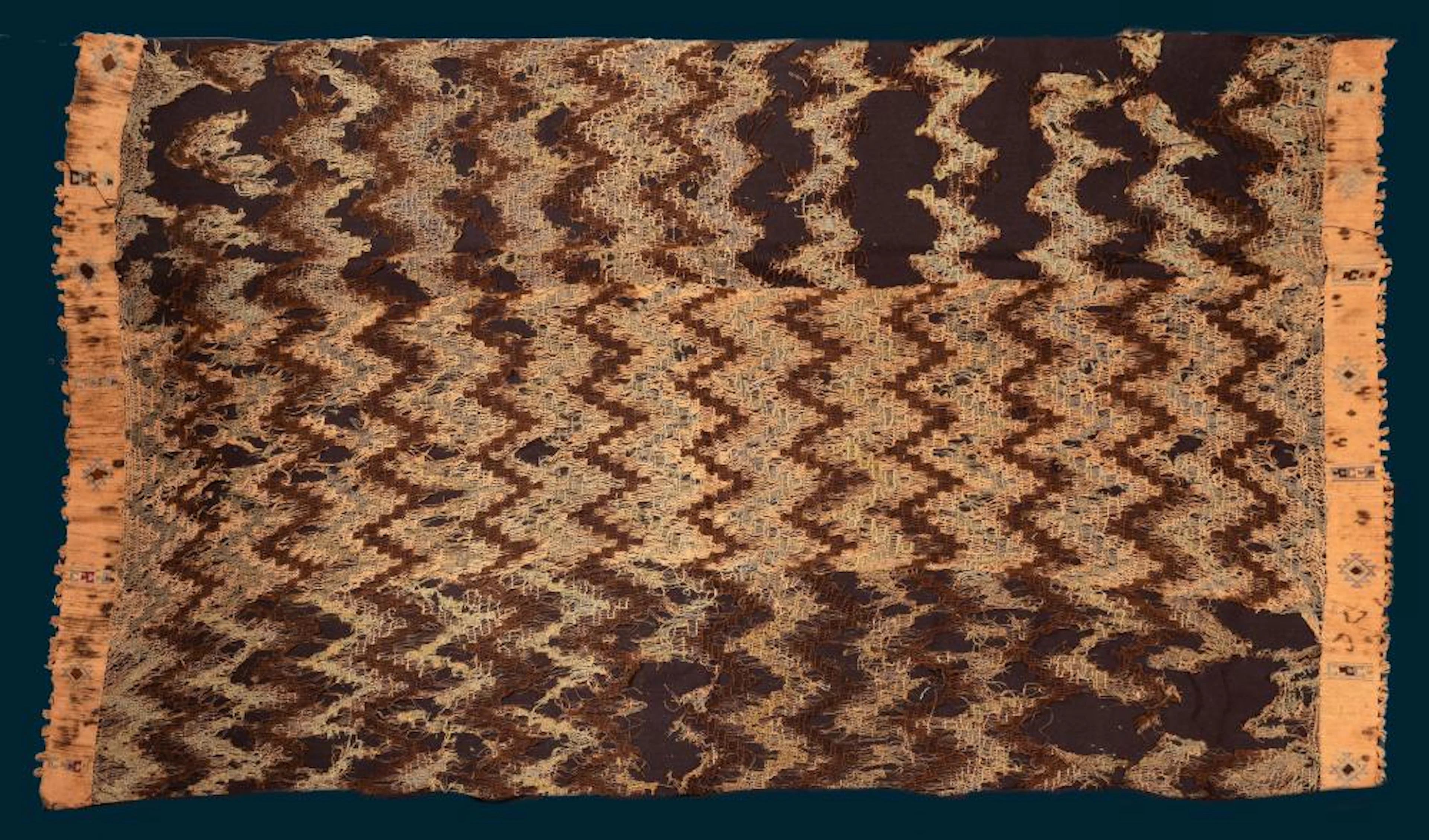 A Knotted Mantle with Zigzag Patterns