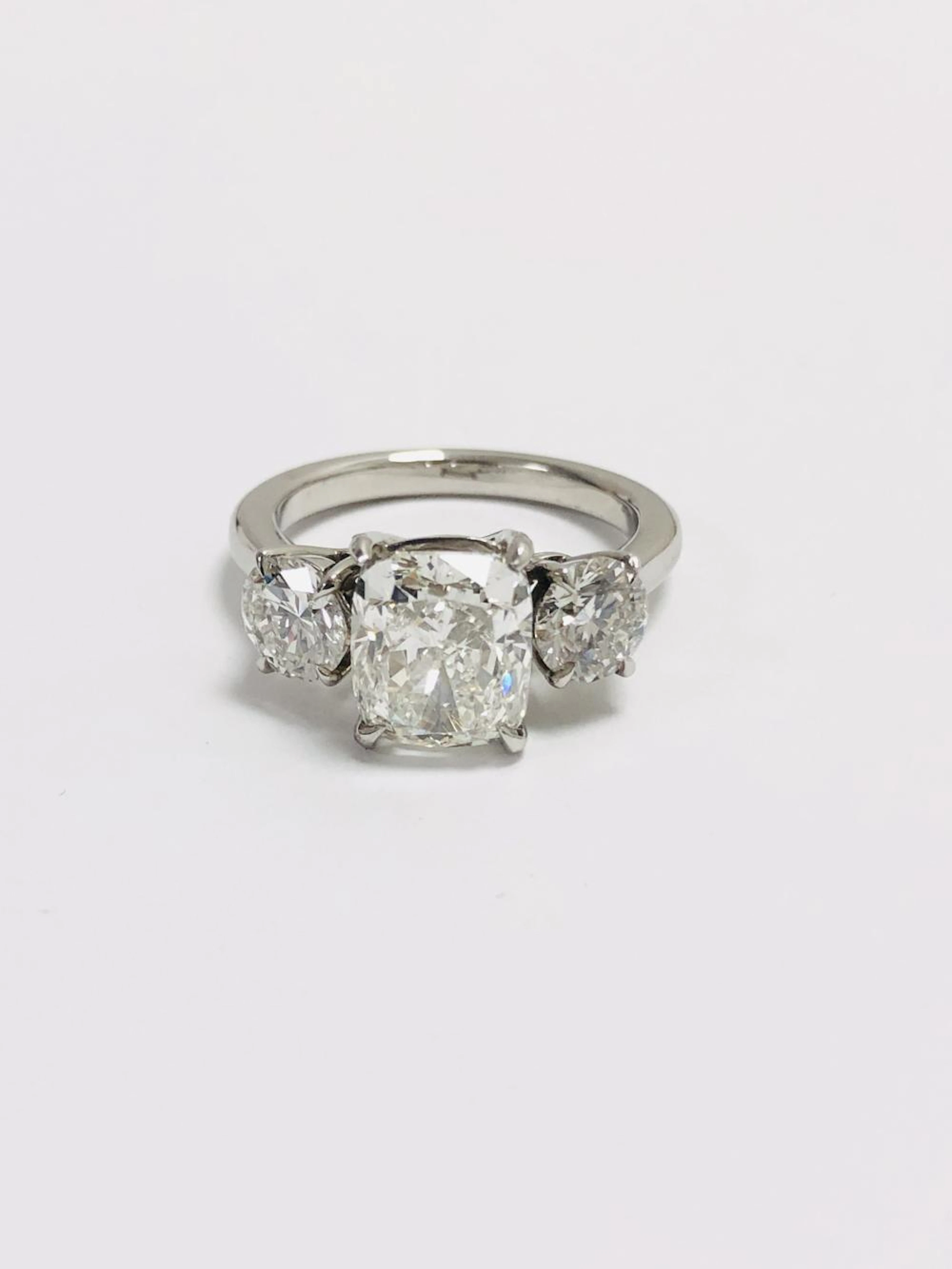 18ct diamond three stone ring,centre diamond 3.01ct...
