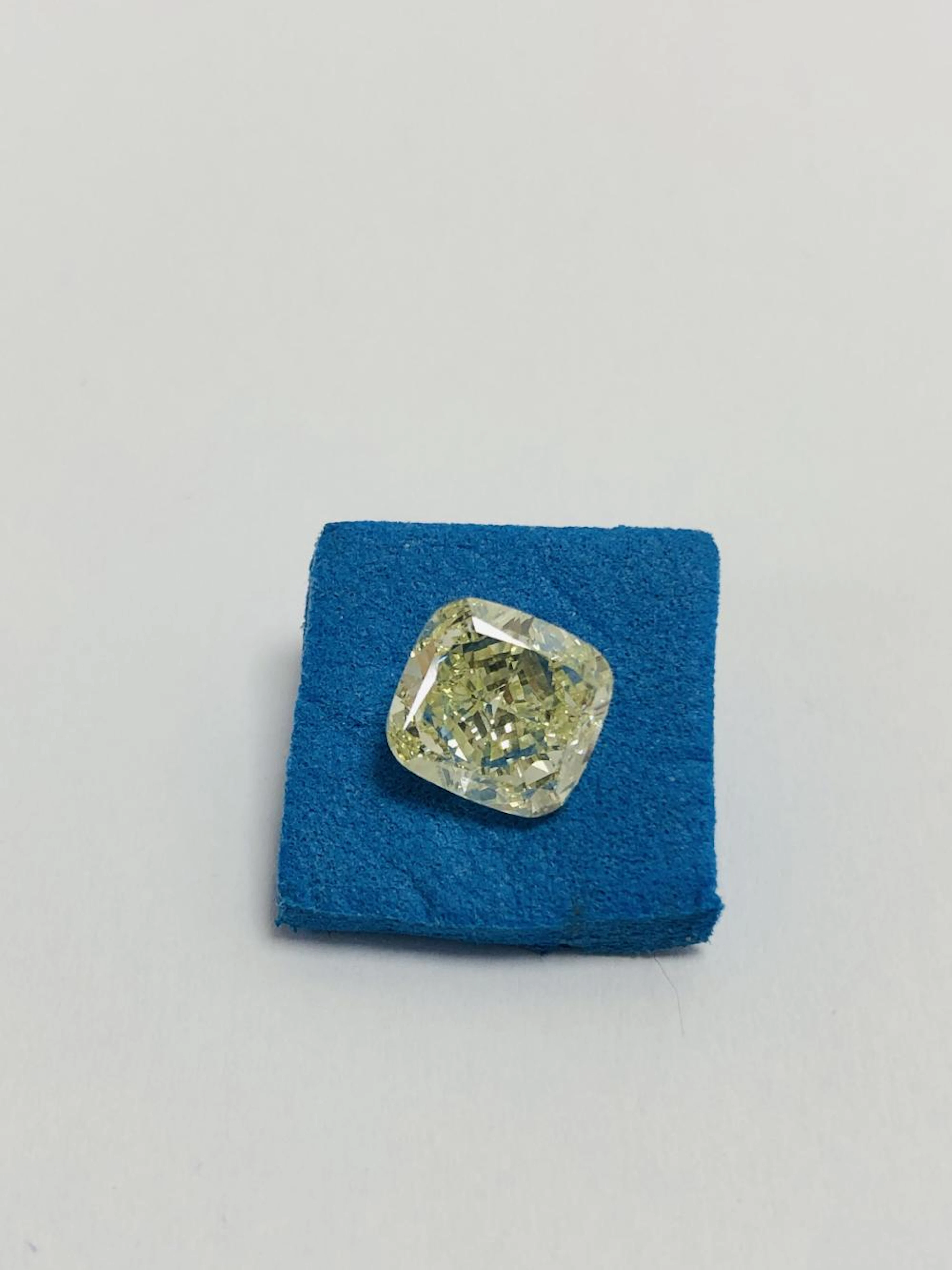 Cushion cut Diamond,2.08ct,Fancy Yellow,VS2 clarity,GIA certification 6214315326