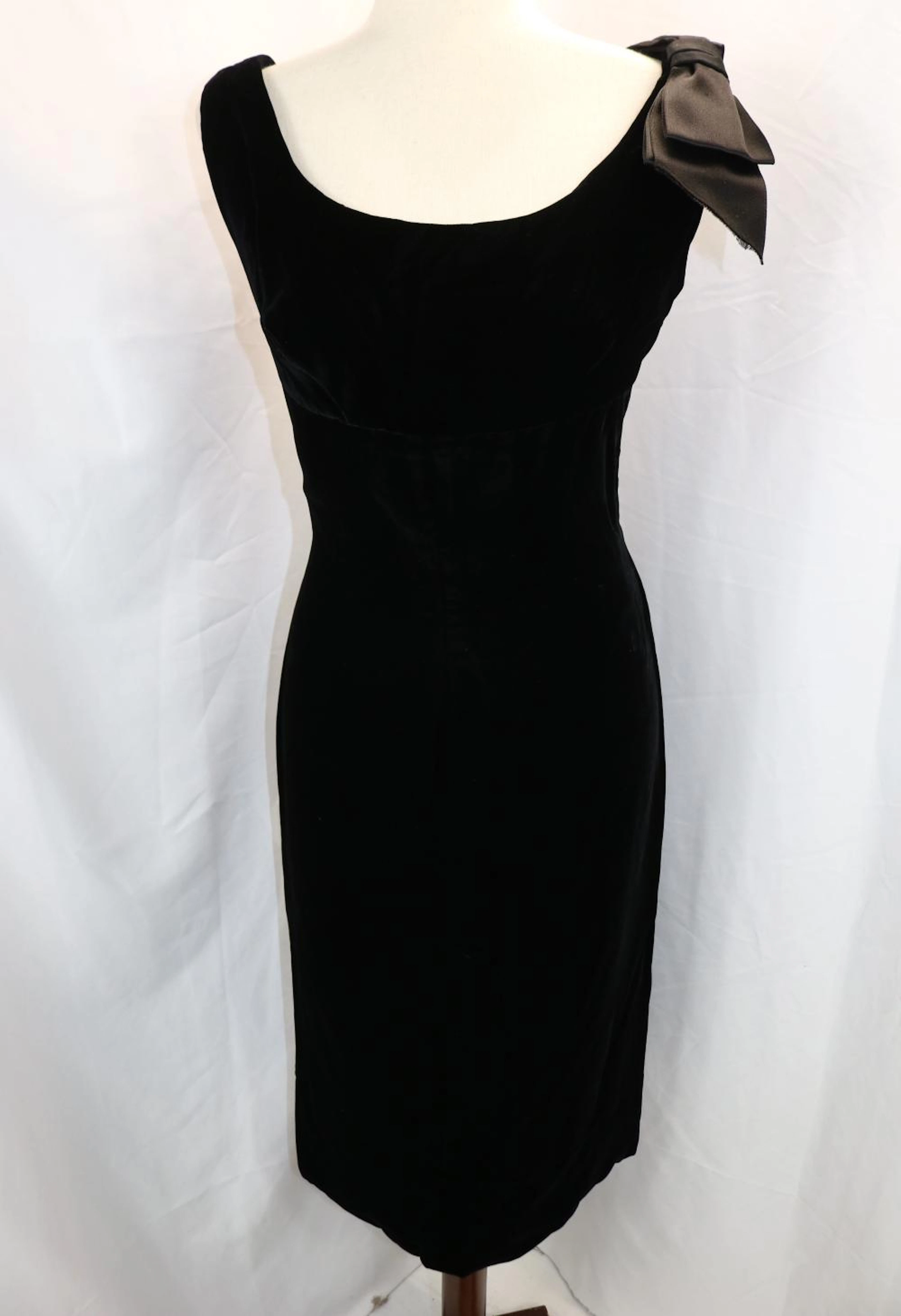 Vintage 1950's Suzy Perette Black Rayon Velvet Sleeveless Sheath Cocktail Dress