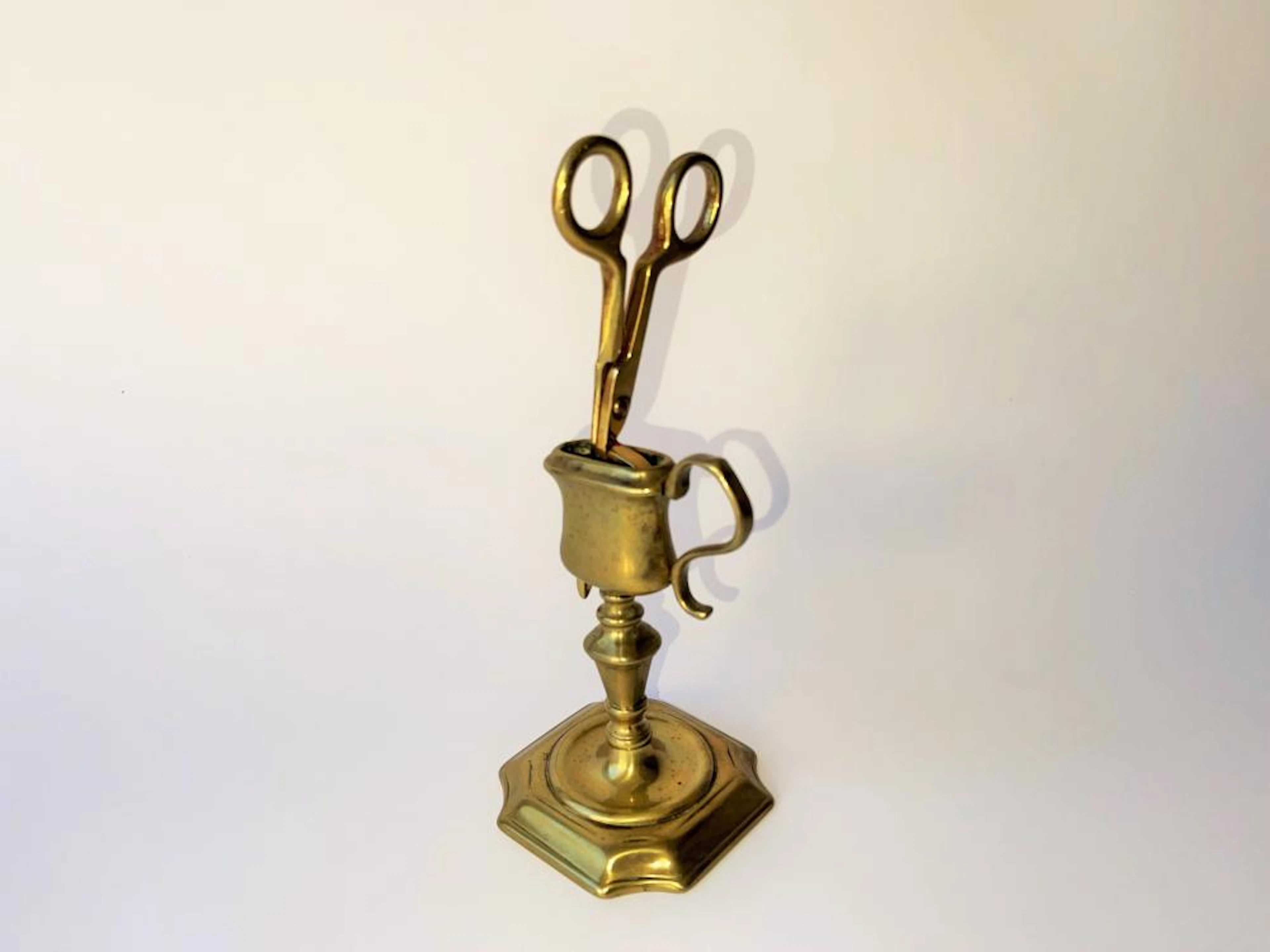 EARLY 18TH C BRASS CANDLE SNUFFER WITH STAND