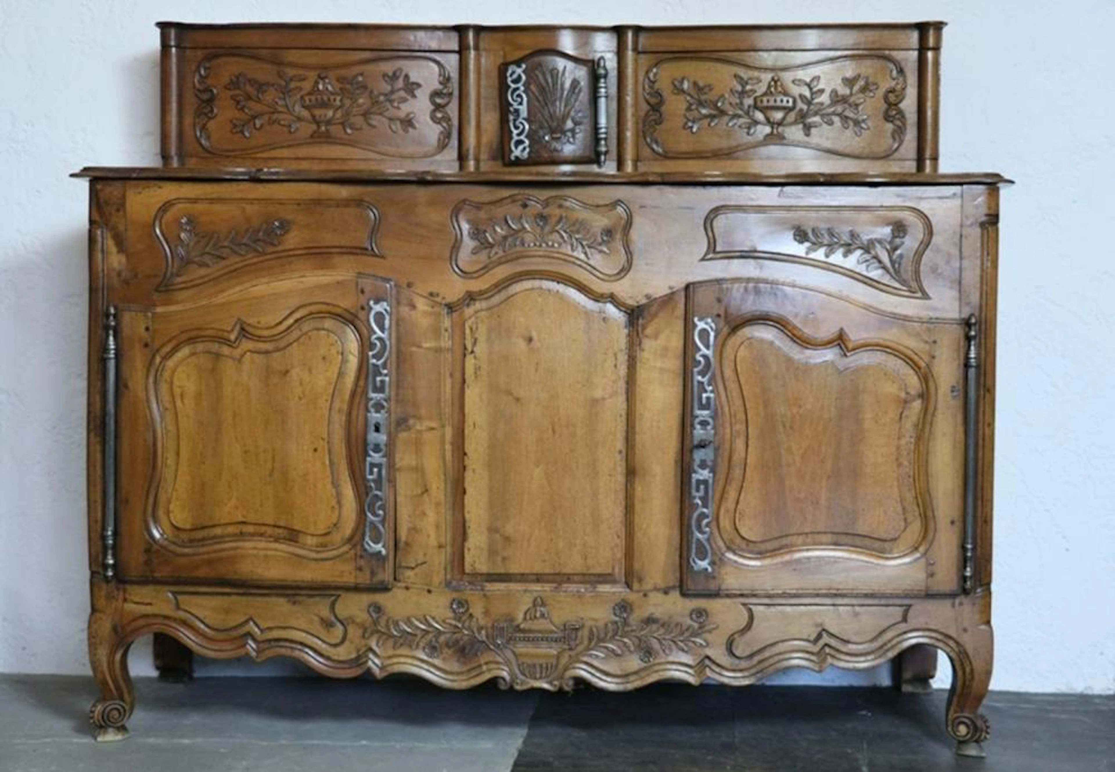 Buffet provençal en noyer composé d'éléments anciens d'époque Louis XV, ou