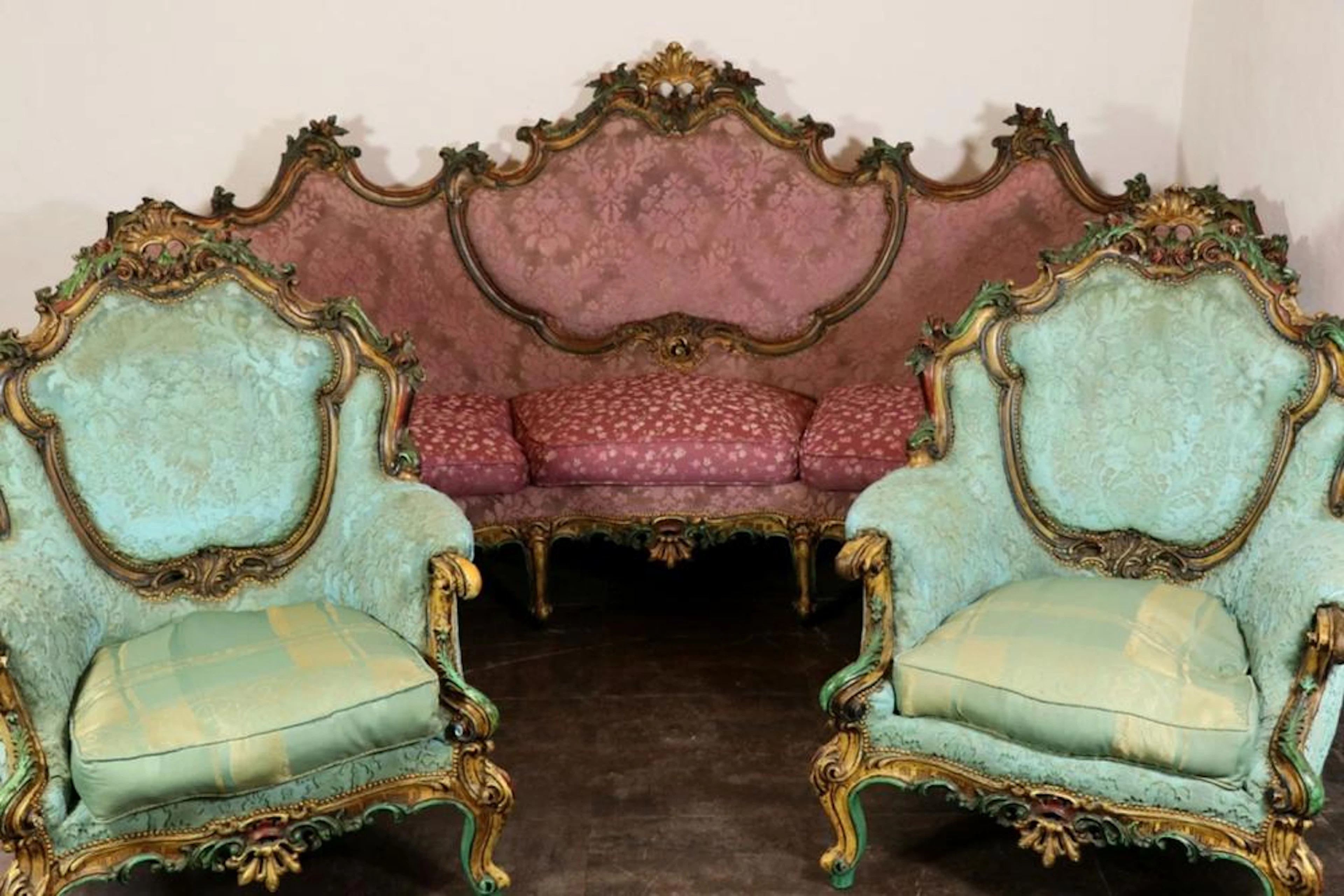 Mobilier de salon rococo en bois sculpté rechampi et à...