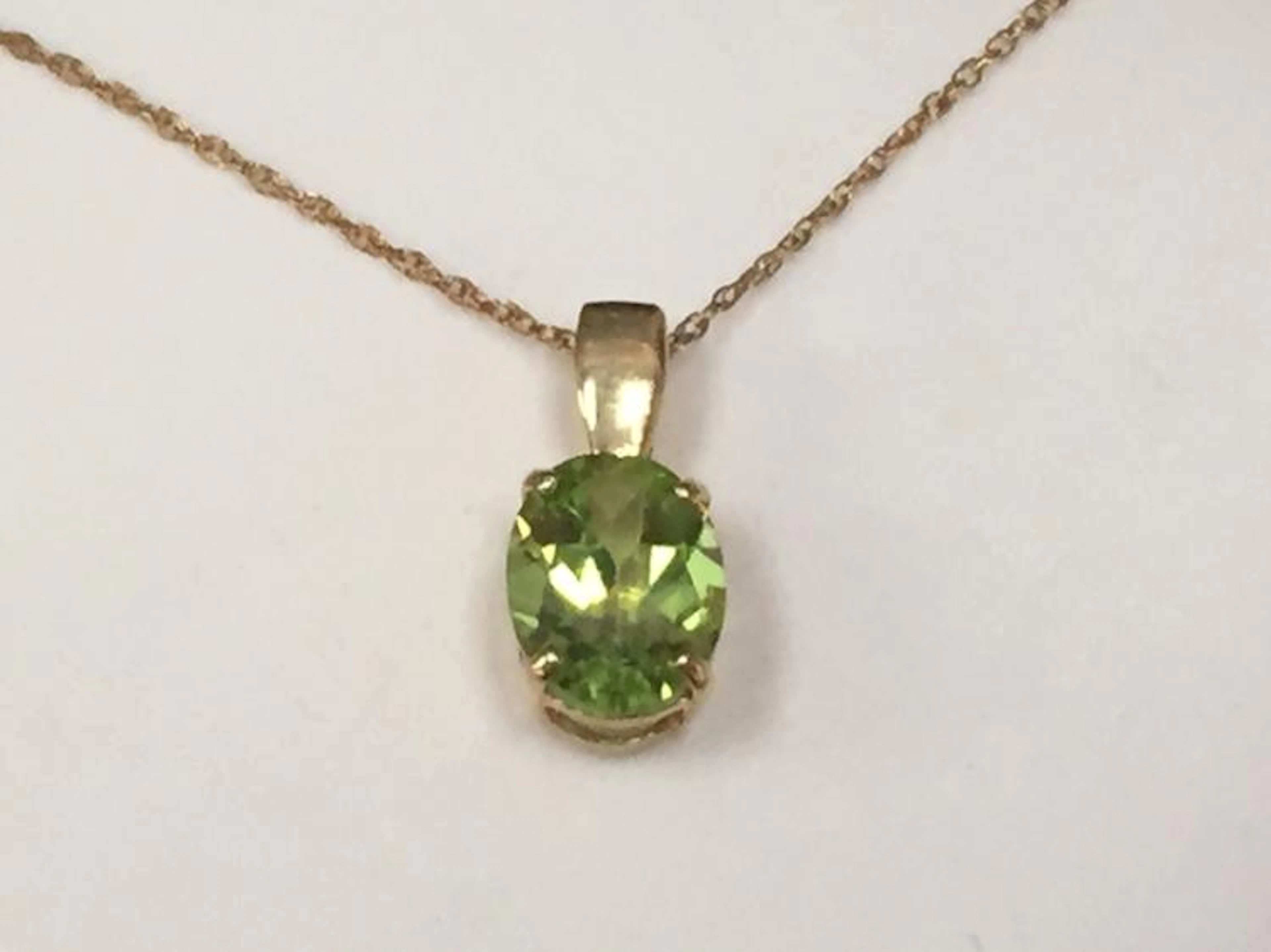 10 K Gold & Peridot Necklace approx 18"
