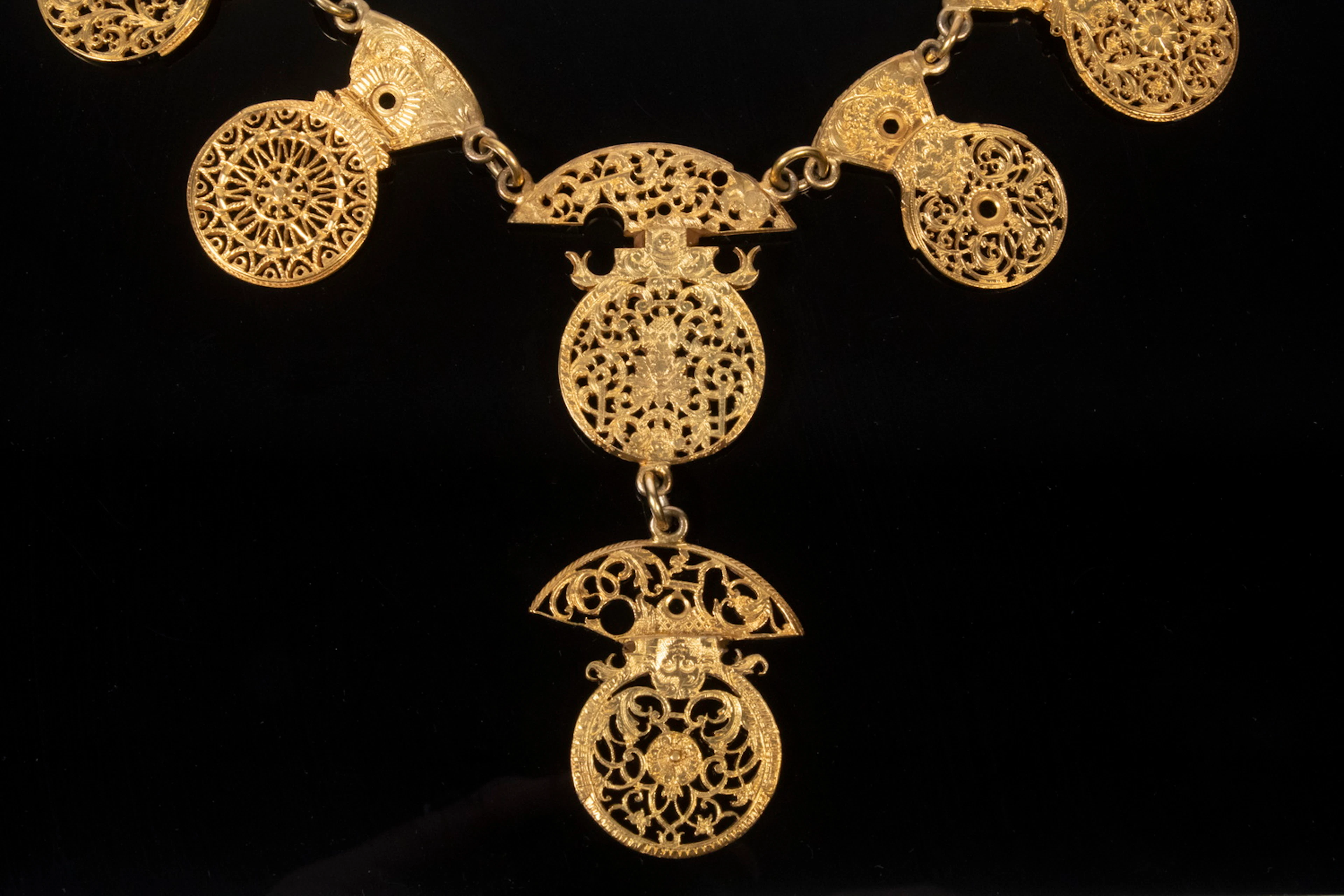 ANTIQUE GOLD NECKLACE