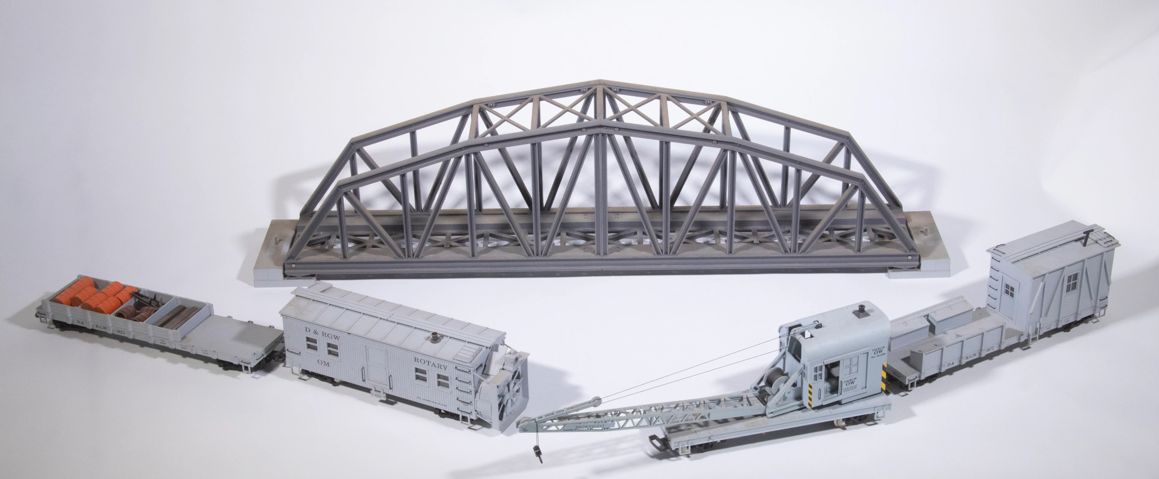 G-SCALE MODEL TRAIN TRUSS BRIDGE AND CARS