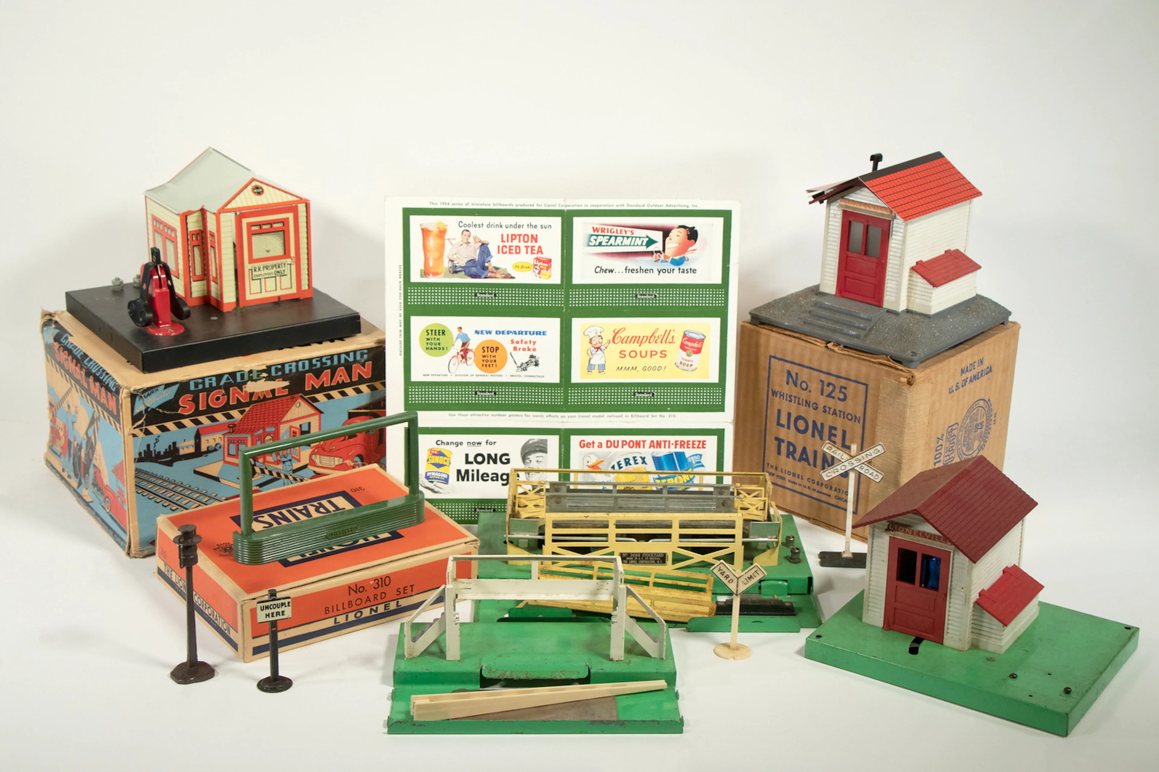 (9) MODEL TRAINS ACCESSORIES