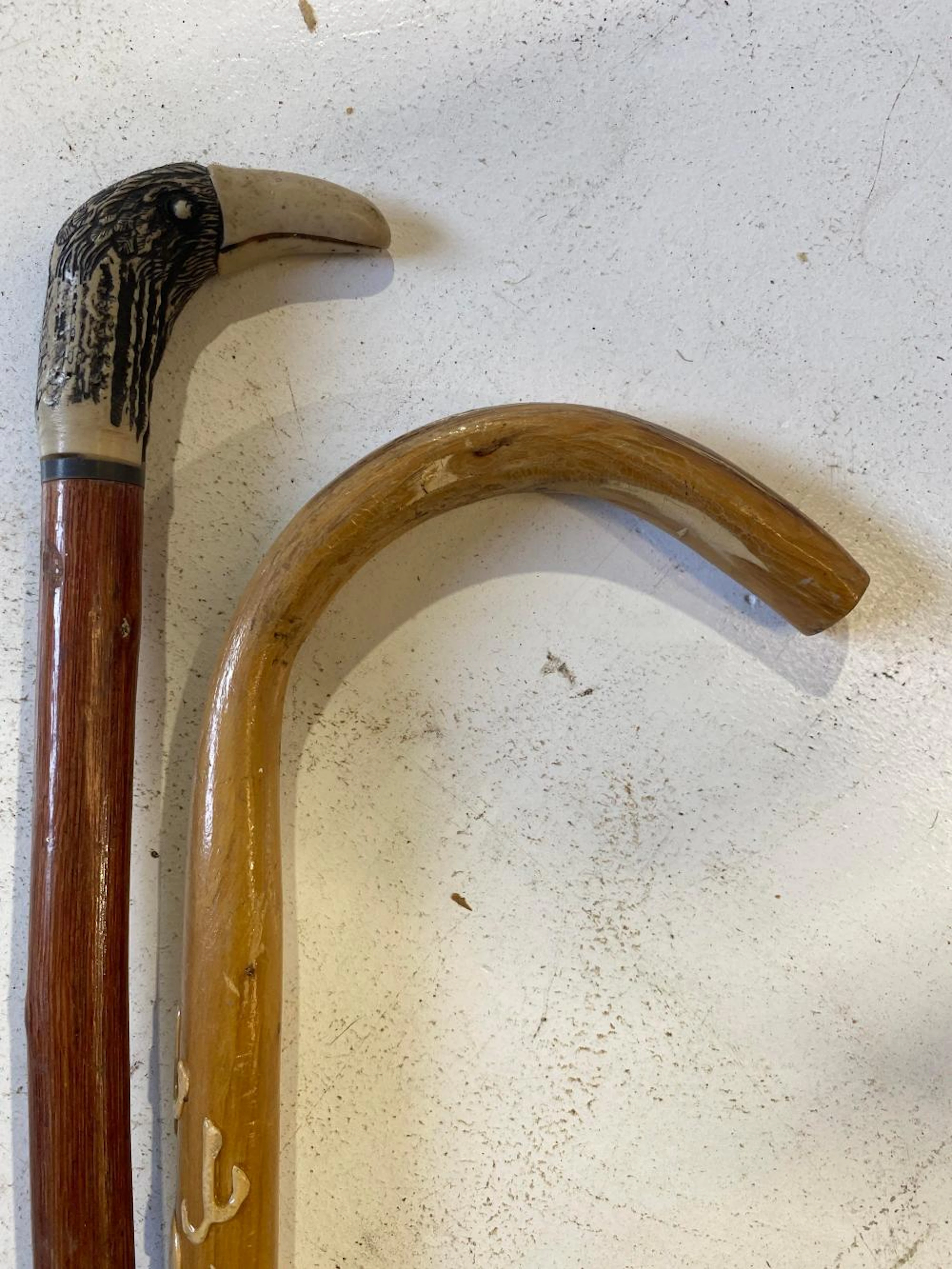 2 x walking sticks incl
