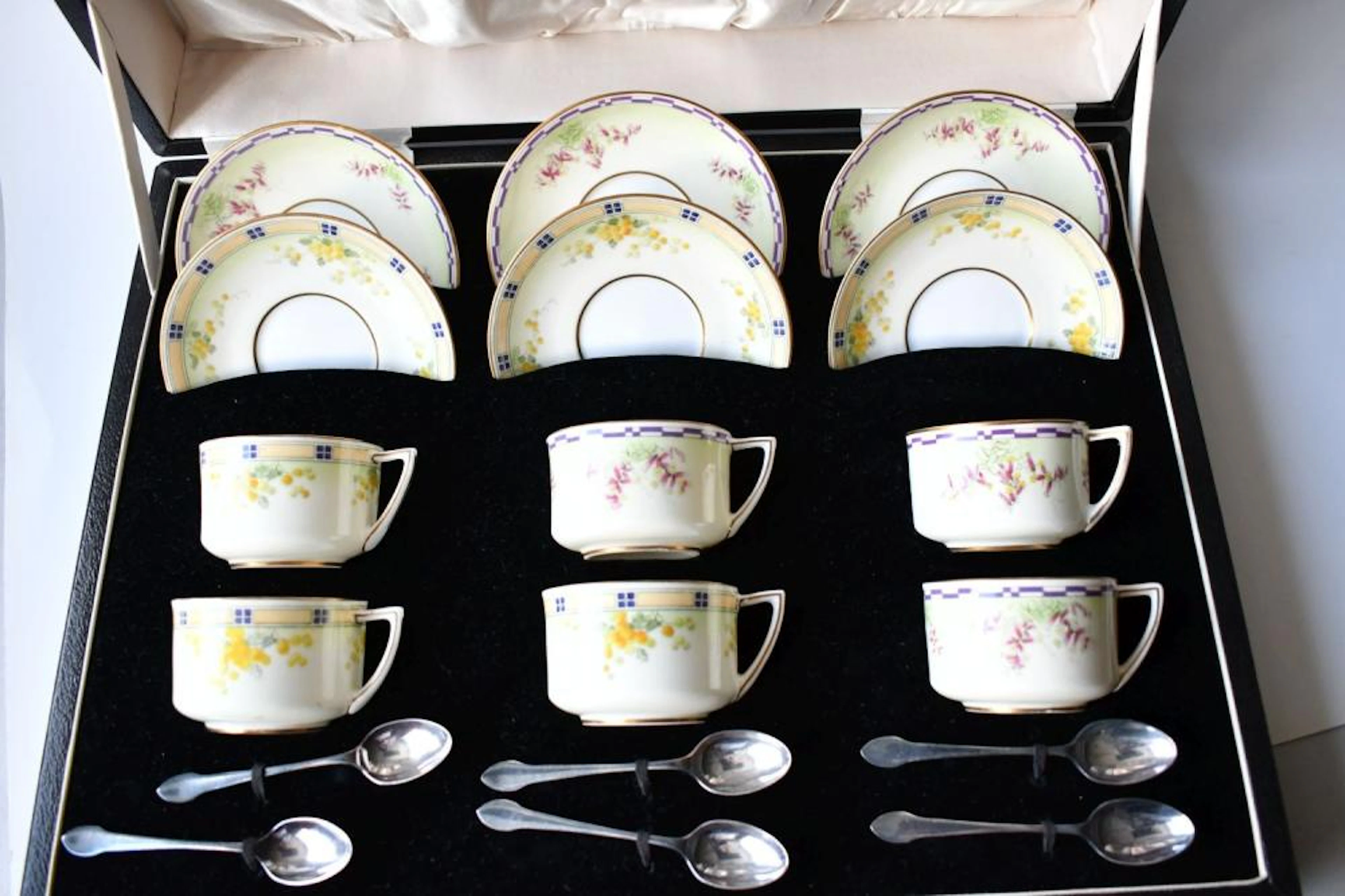 Rare Antique Royal Doulton Set of 6 fine Bone China...