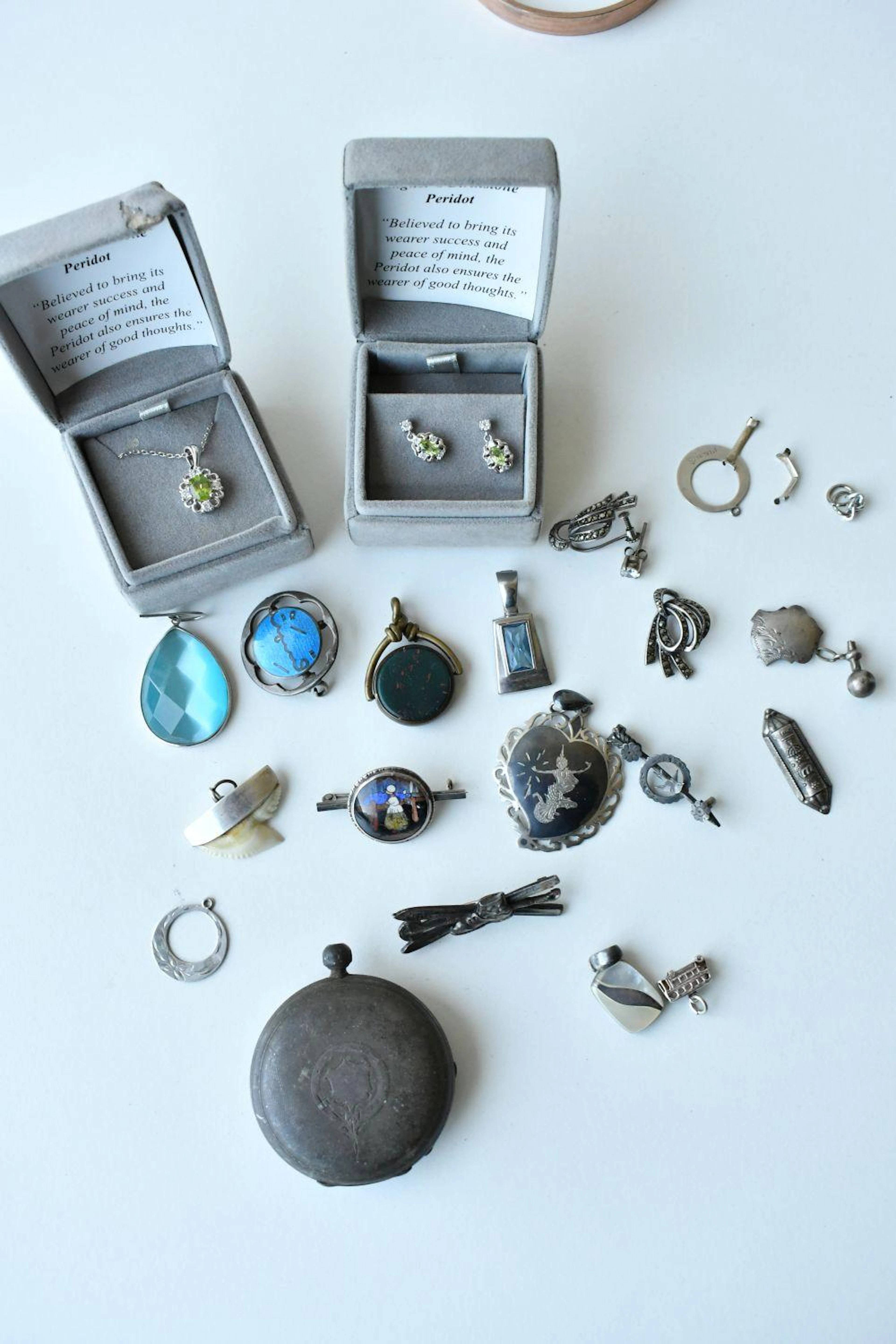 Collection of mostly sterling silver jewellery etc.