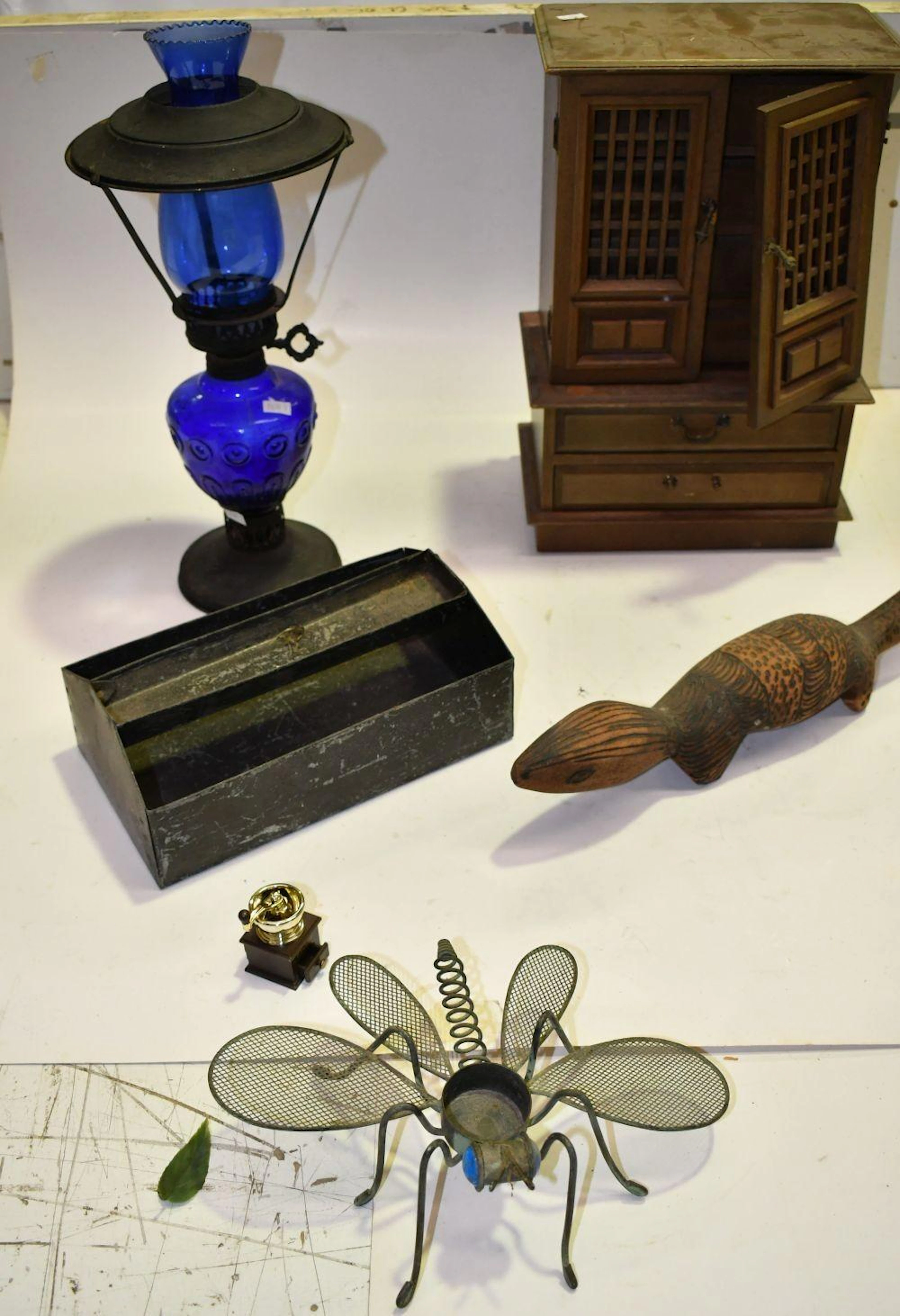 Small collection including a blue glass and metal oil lamp
