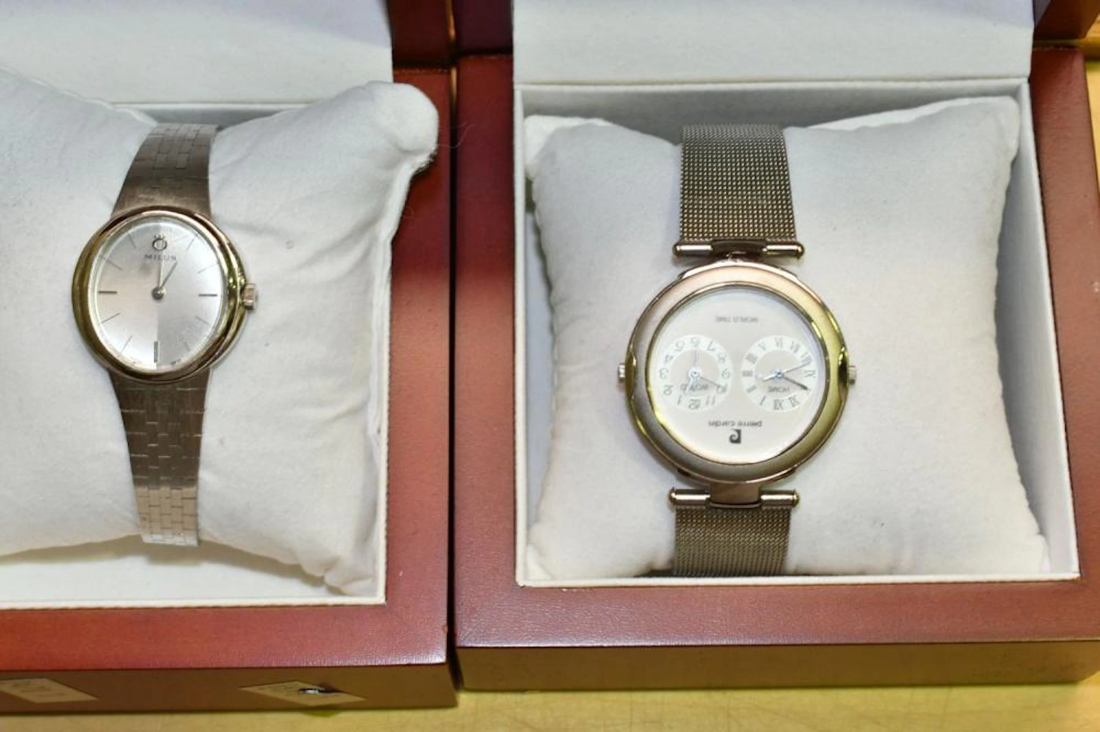 2 ladies' wristwatches