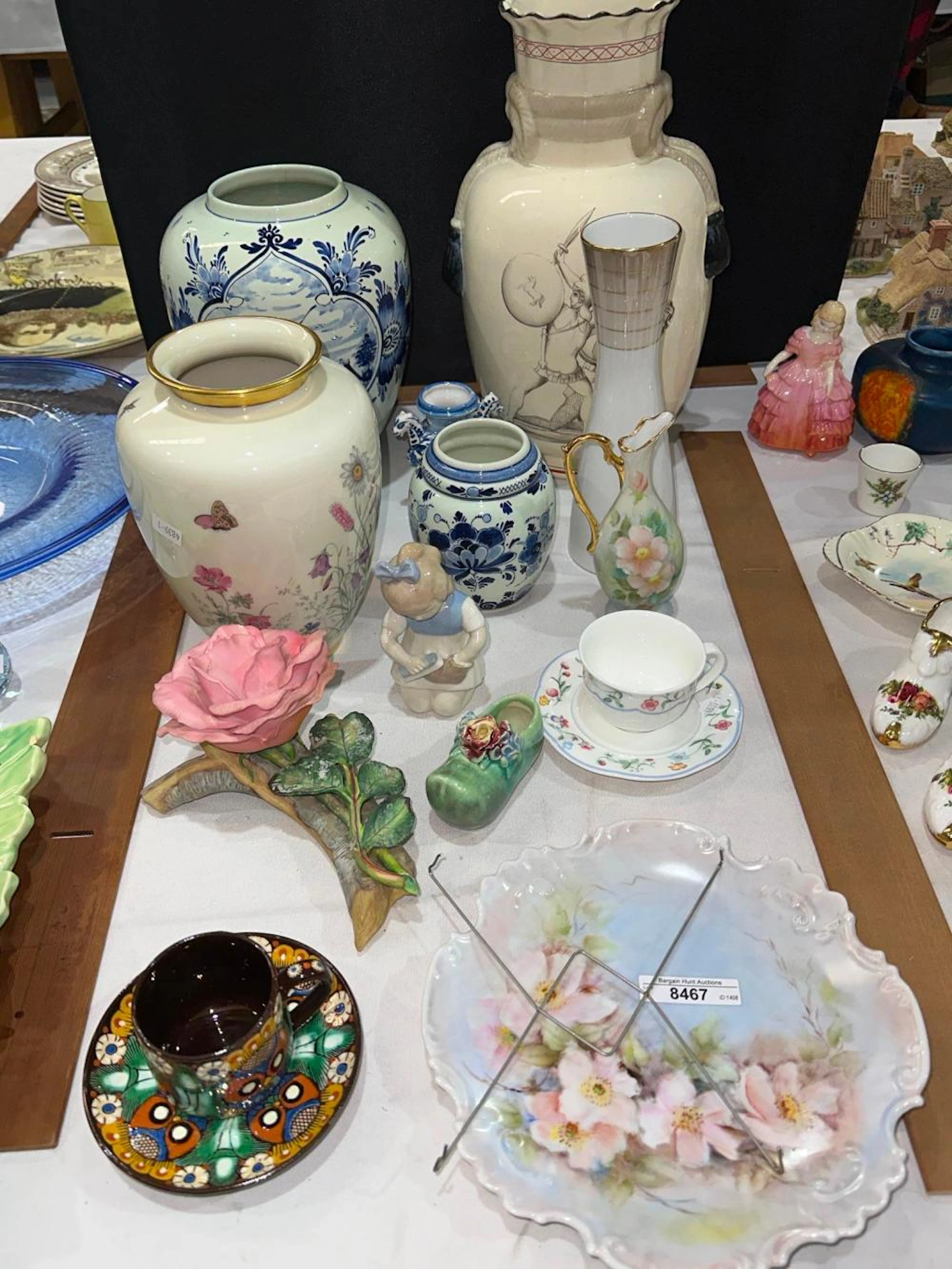 Mixed China and porcelain - Delft vases