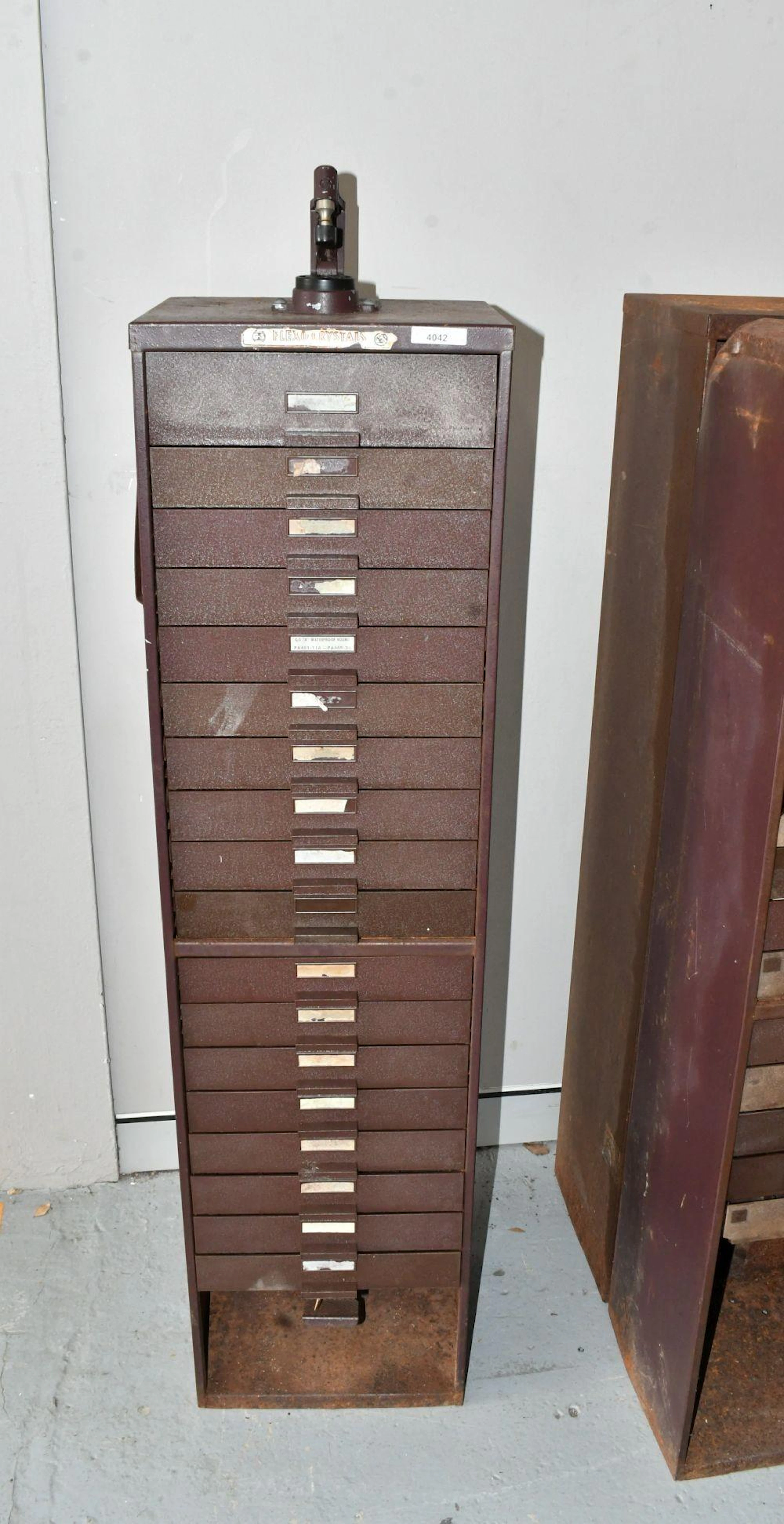 Vintage G-S Flexo crystals manufactured watchmaker's 17 drawer cabinet