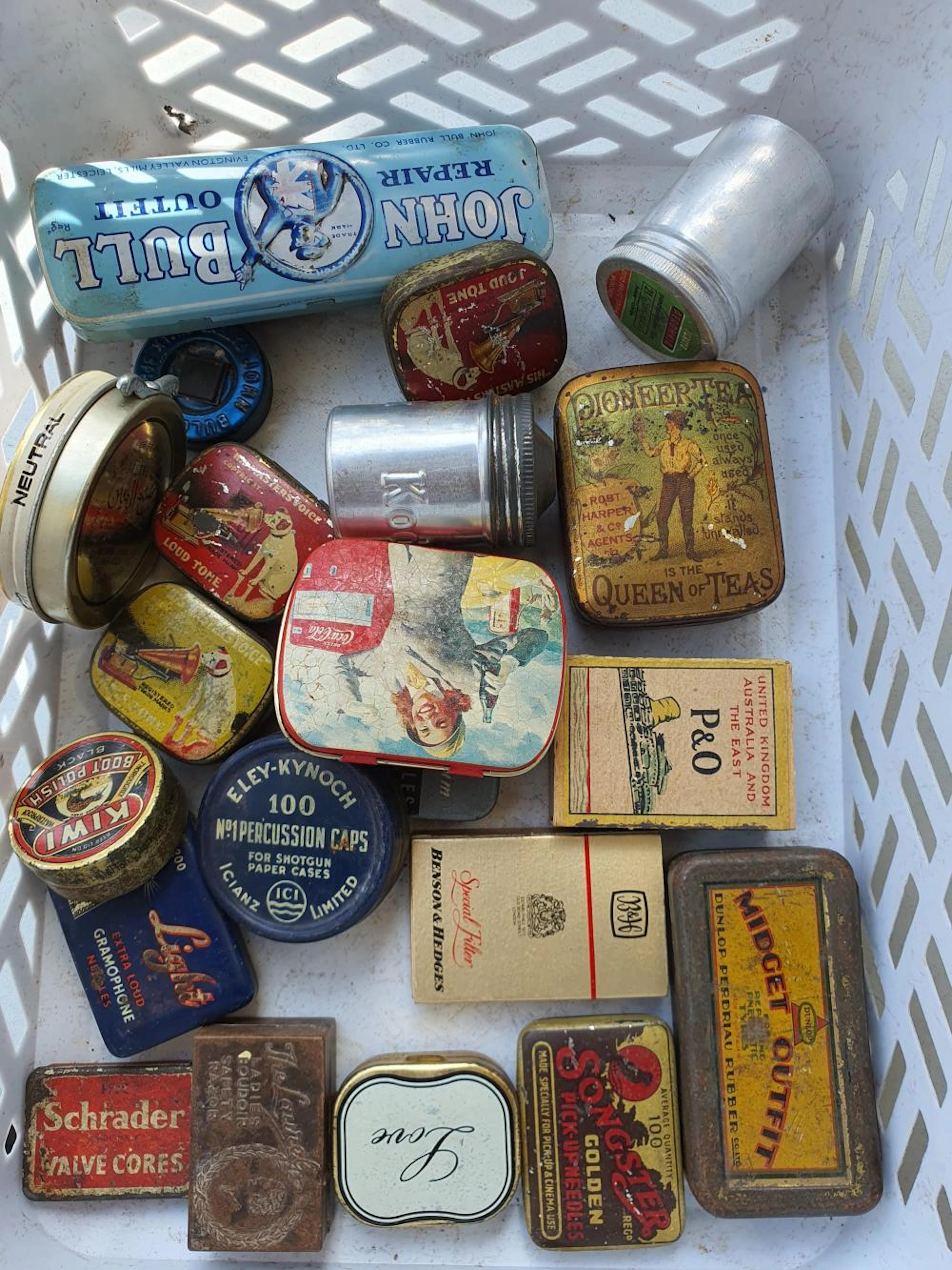 Assorted vintage tins incl