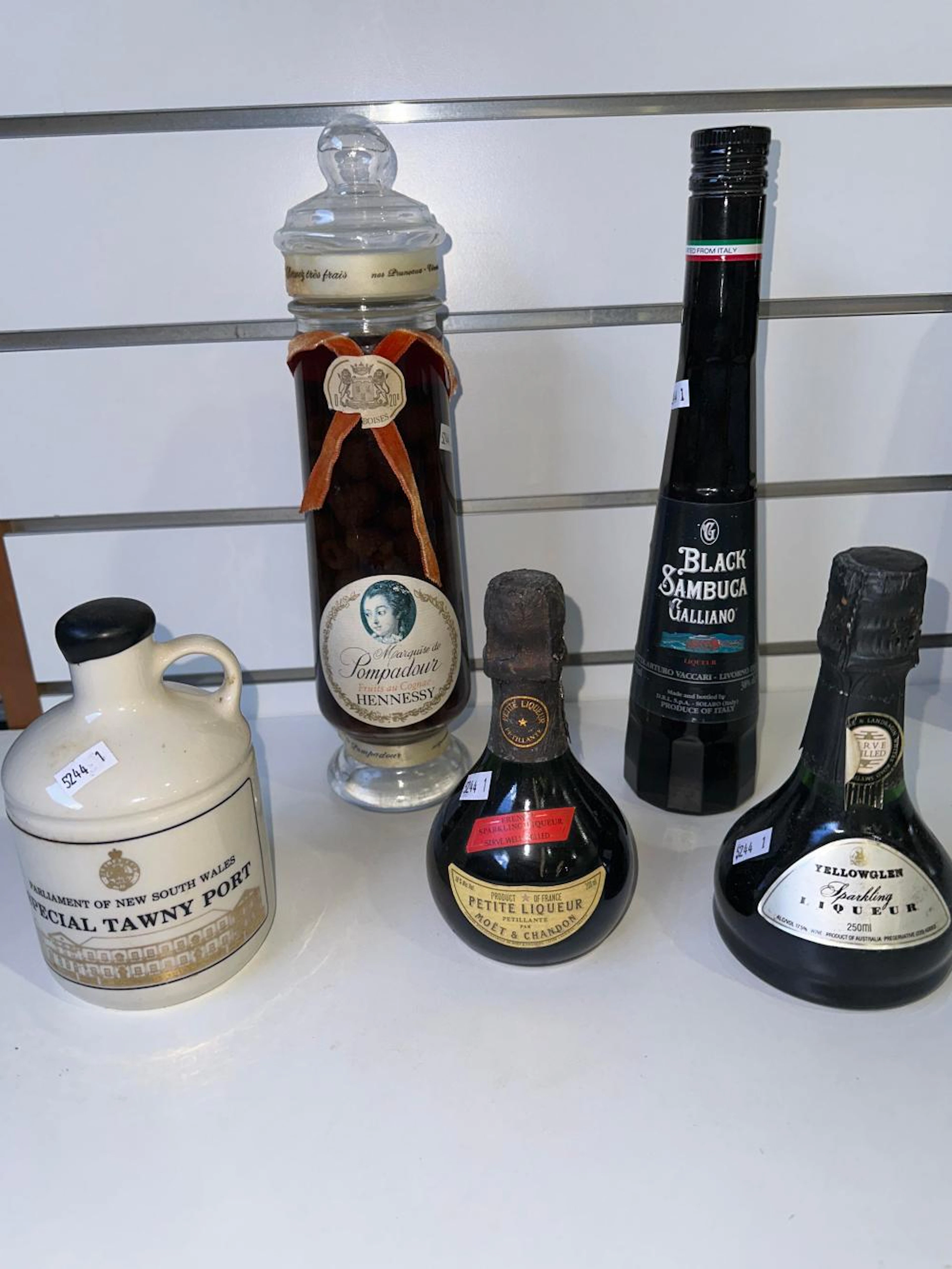 5 x bottles of alcohol incl