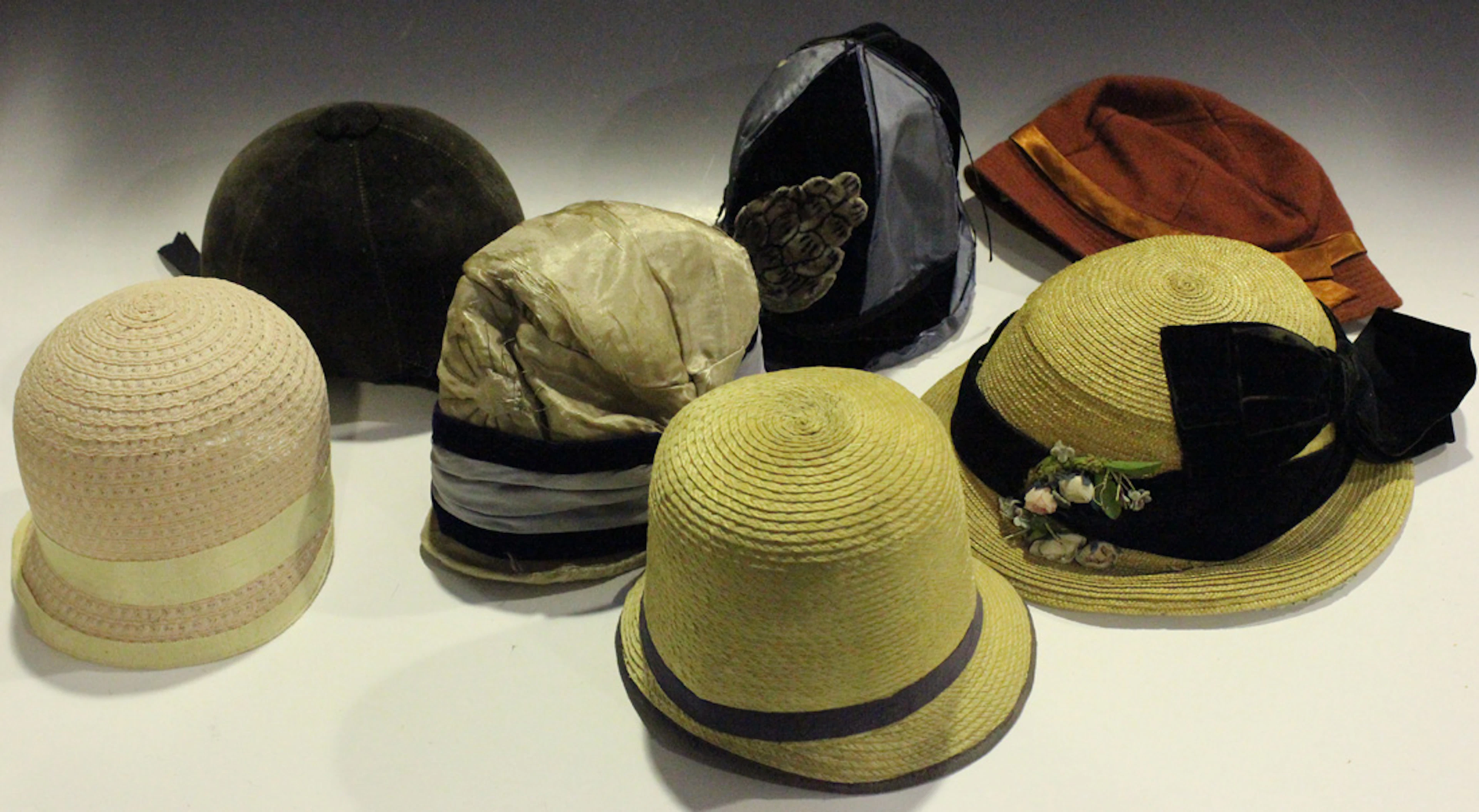 A GROUP OF EARLY AND MID-20TH CENTURY GIRLS' HATS