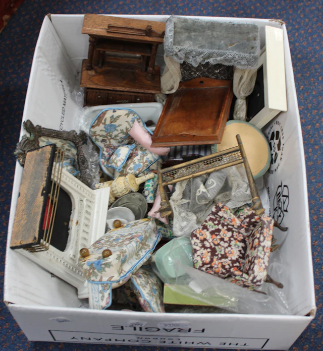 A COLLECTION OF DOLL'S HOUSE FURNITURE AND ACCESSORIES