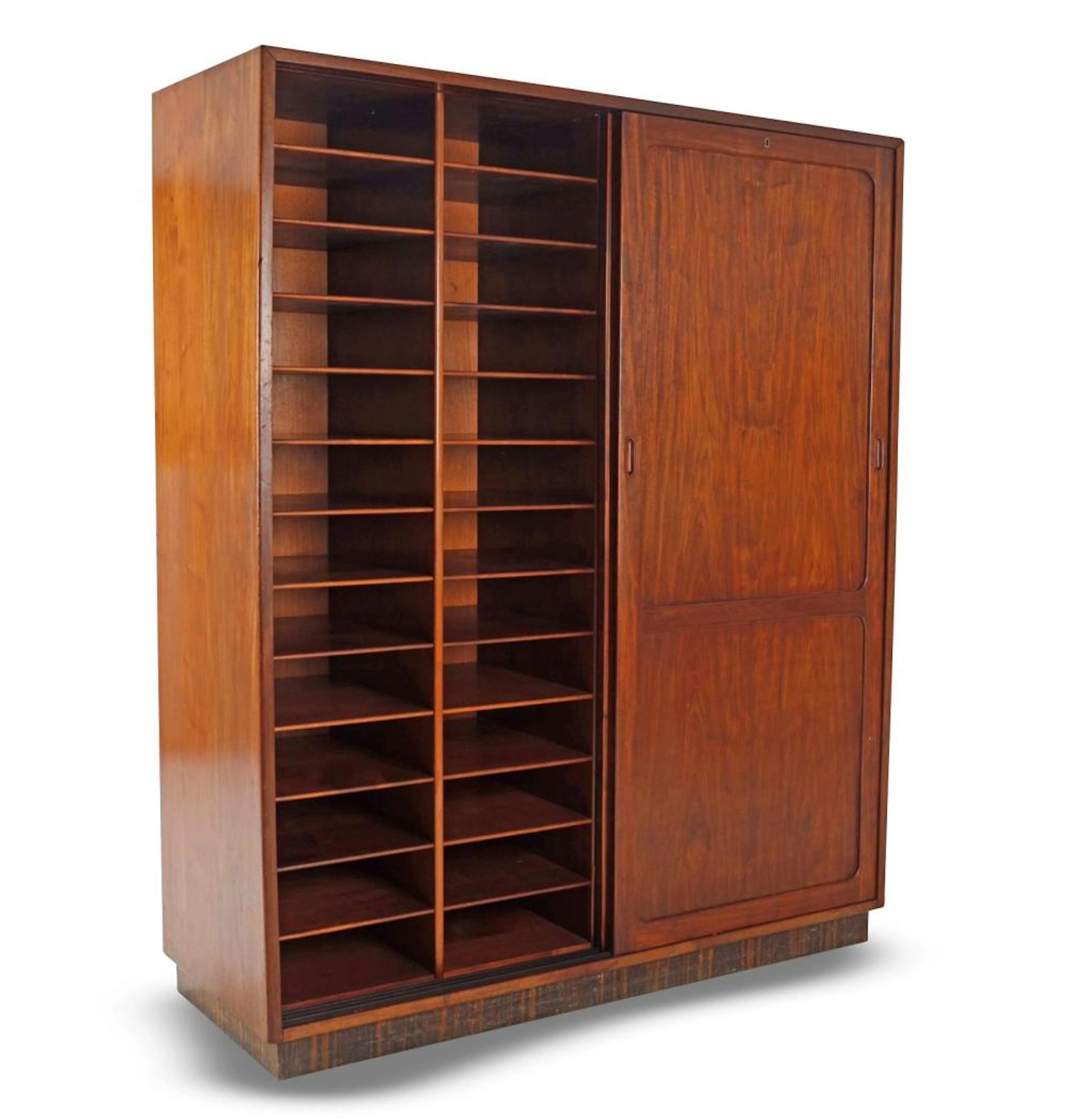 Kaare Klint (1888-1954) for Rud. Rasmussen: Skab af Cuba-mahogni og palisander